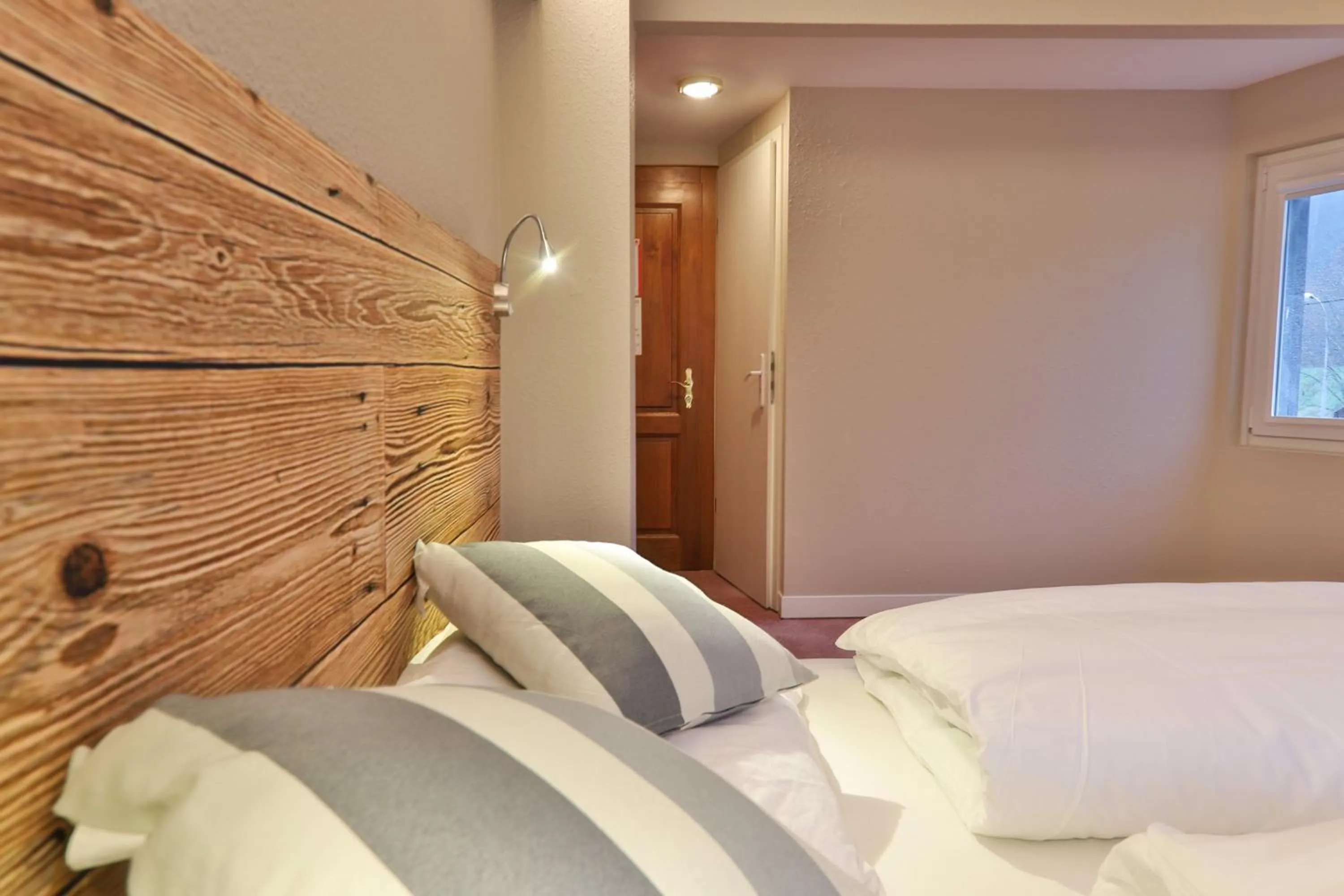 Bedroom, Bed in Hôtel Restaurant Valneige