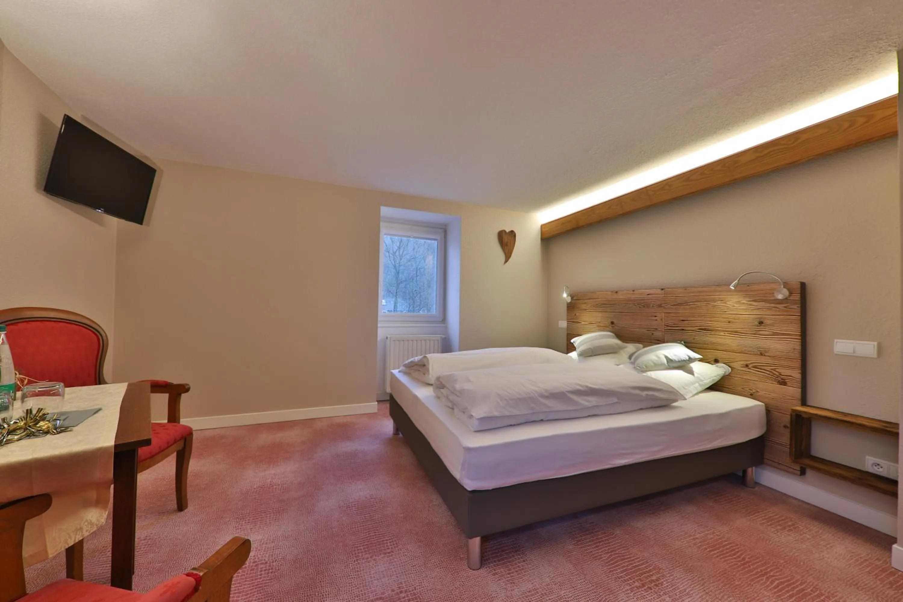 Bedroom, Bed in Hôtel Restaurant Valneige