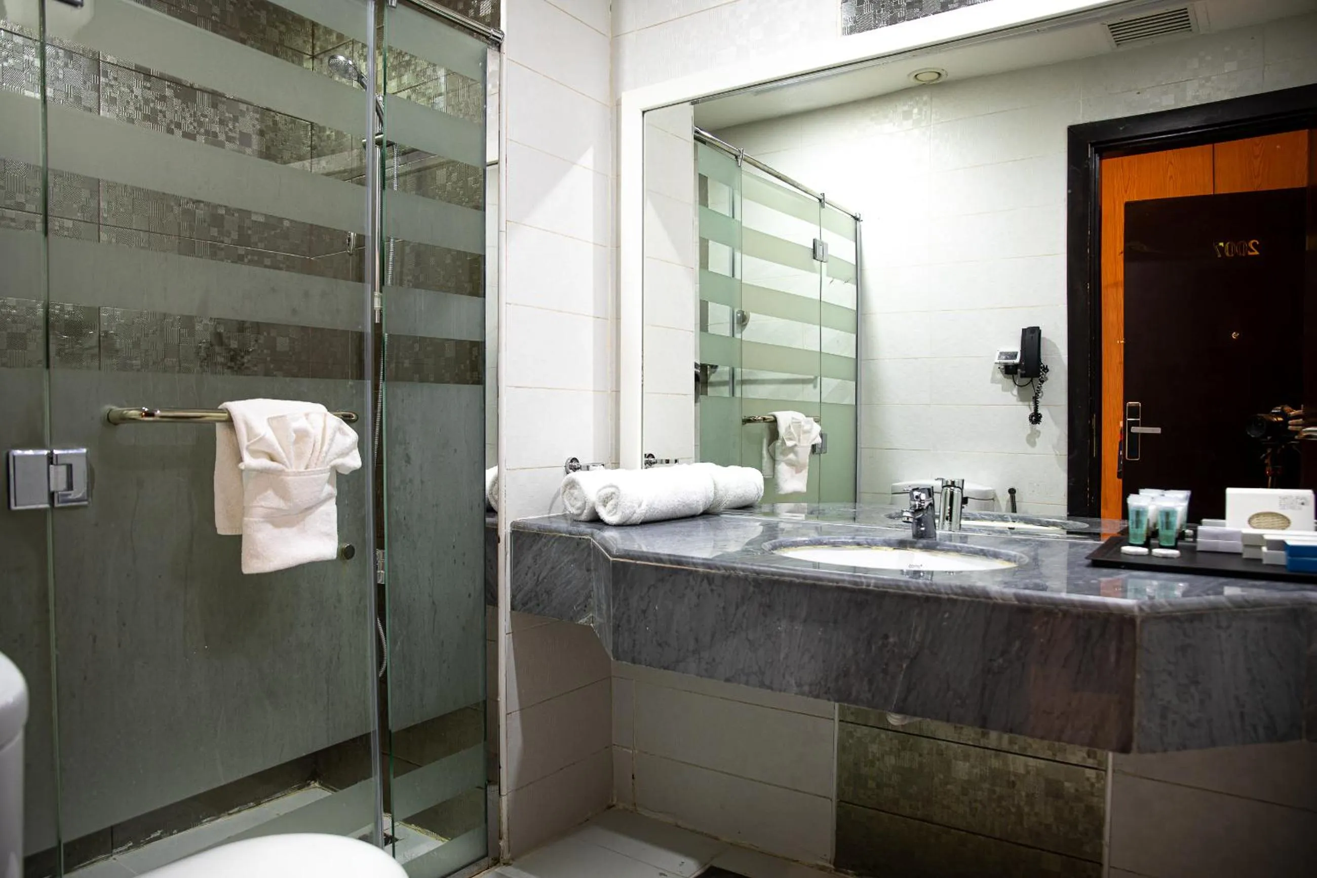 Shower in Al Mansour Plaza Hotel