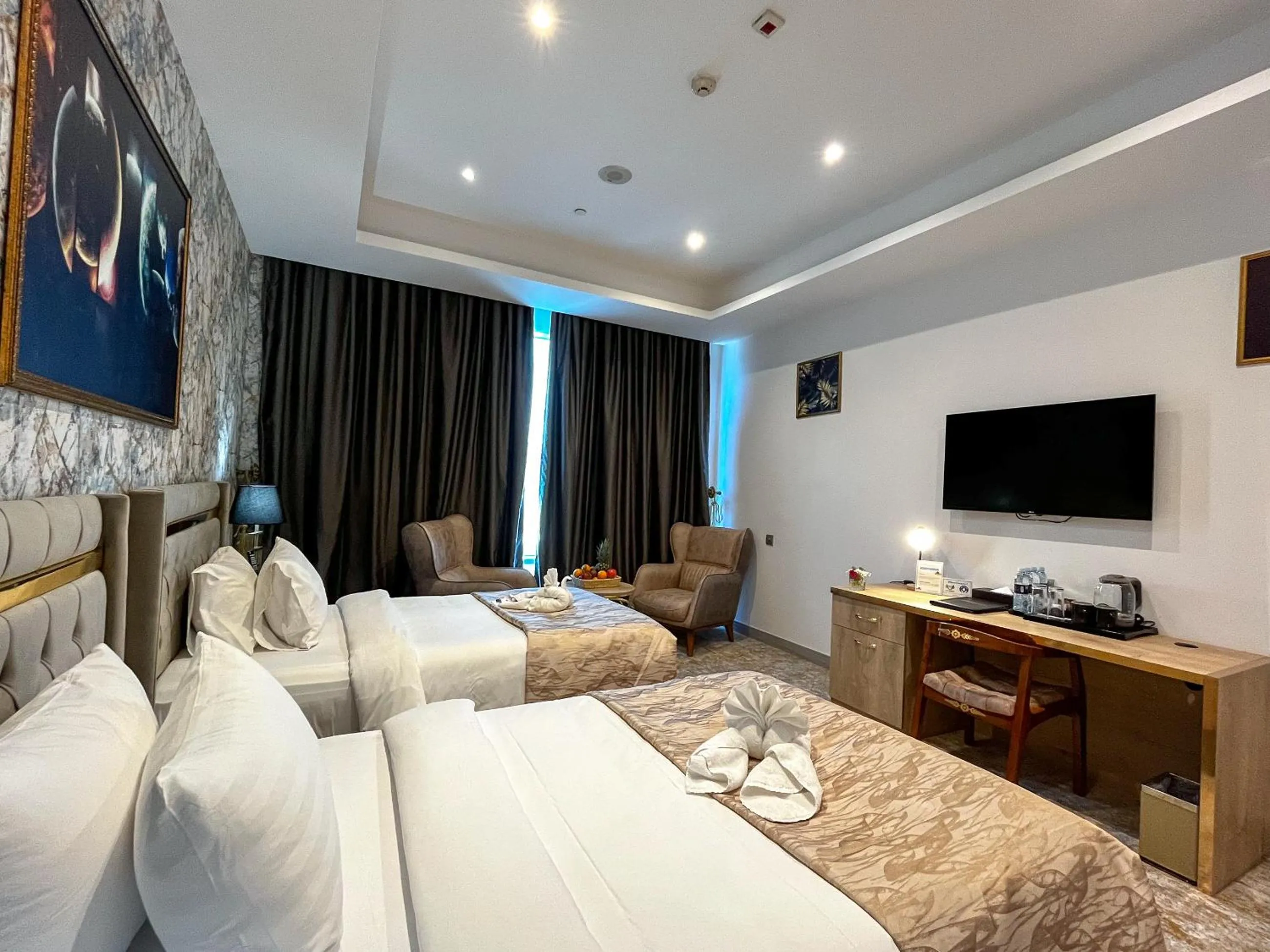 Communal lounge/ TV room, Bed in Al Mansour Plaza Hotel