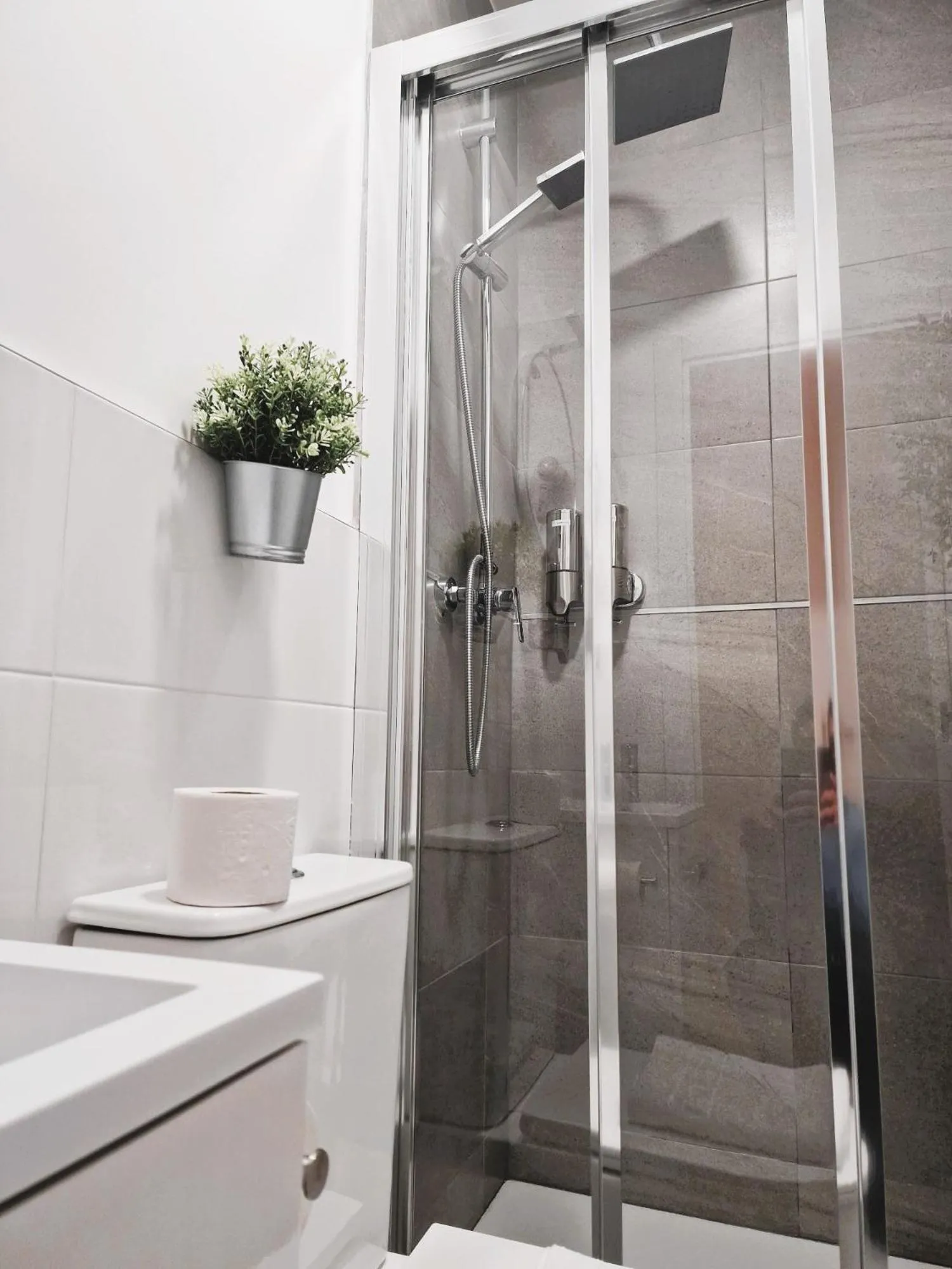 Shower in Hostal Comercial