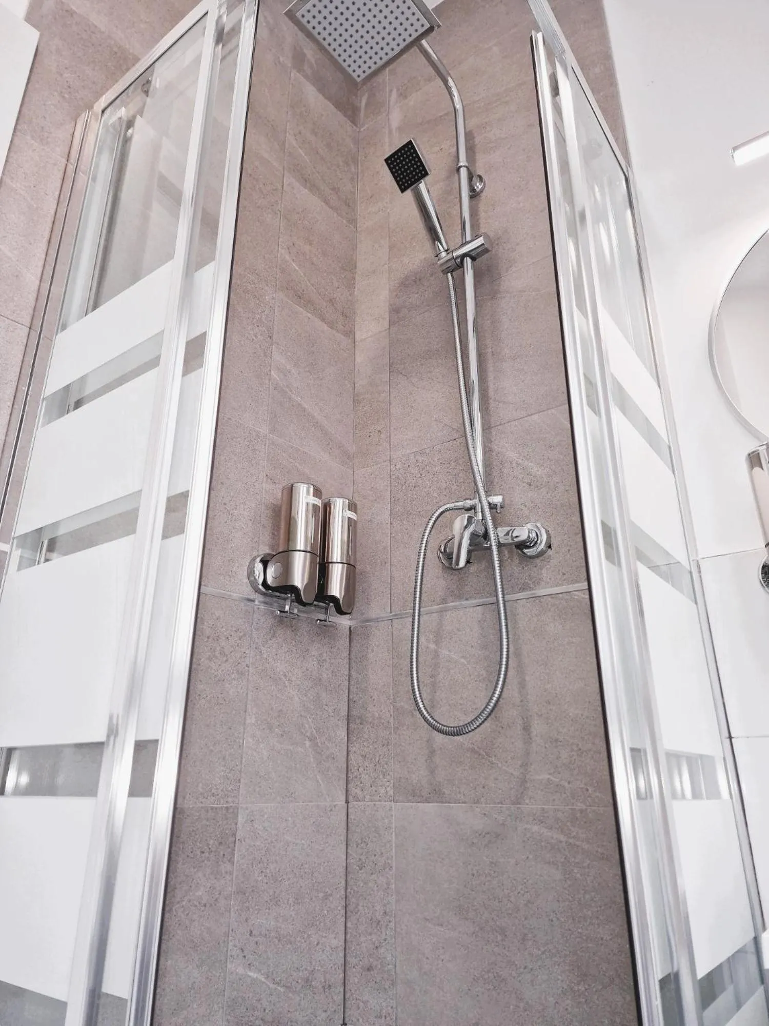 Shower in Hostal Comercial