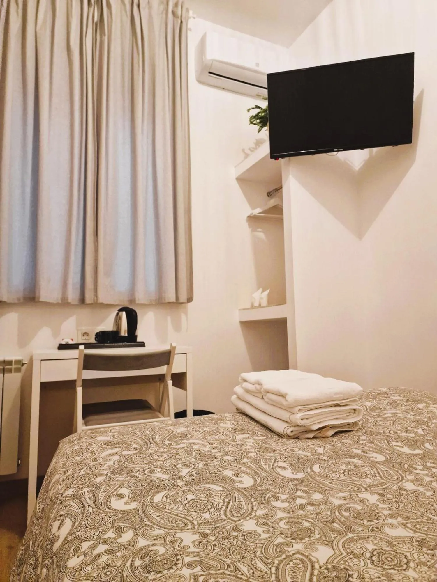 TV and multimedia, Bed in Hostal Comercial