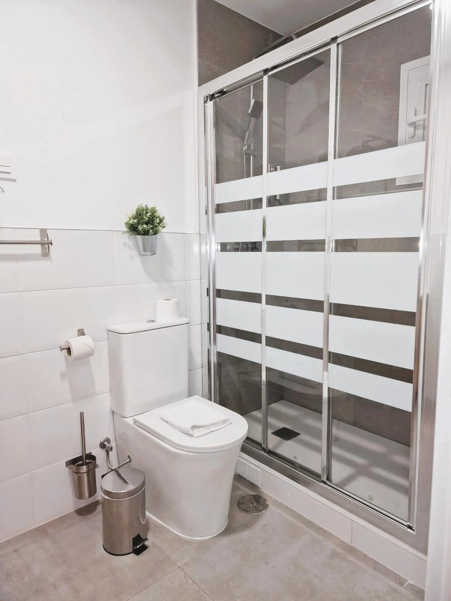 Shower in Hostal Comercial