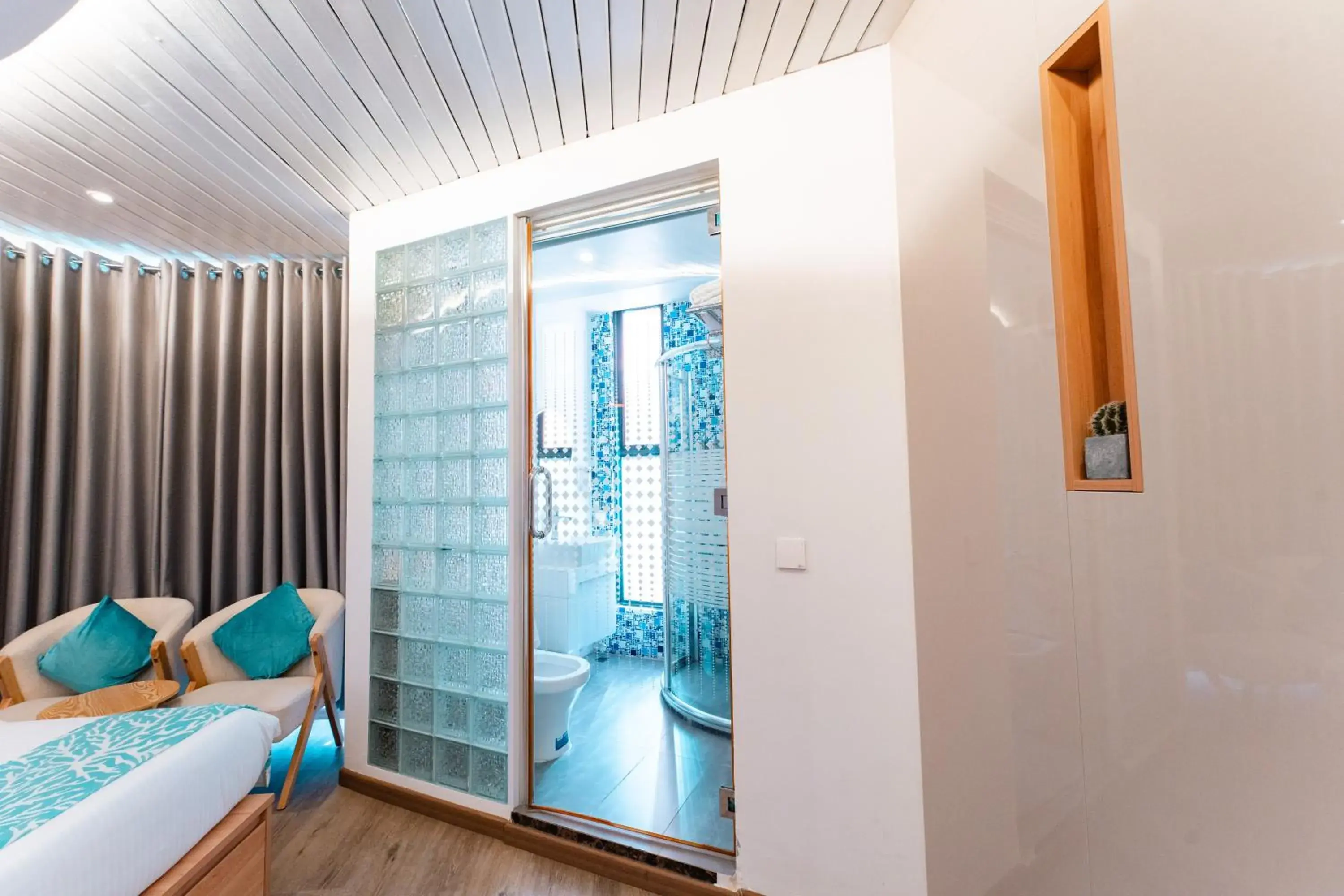 Toilet, Bed in Hotel Star Shell Toilet, Bed in Hotel Star Shell