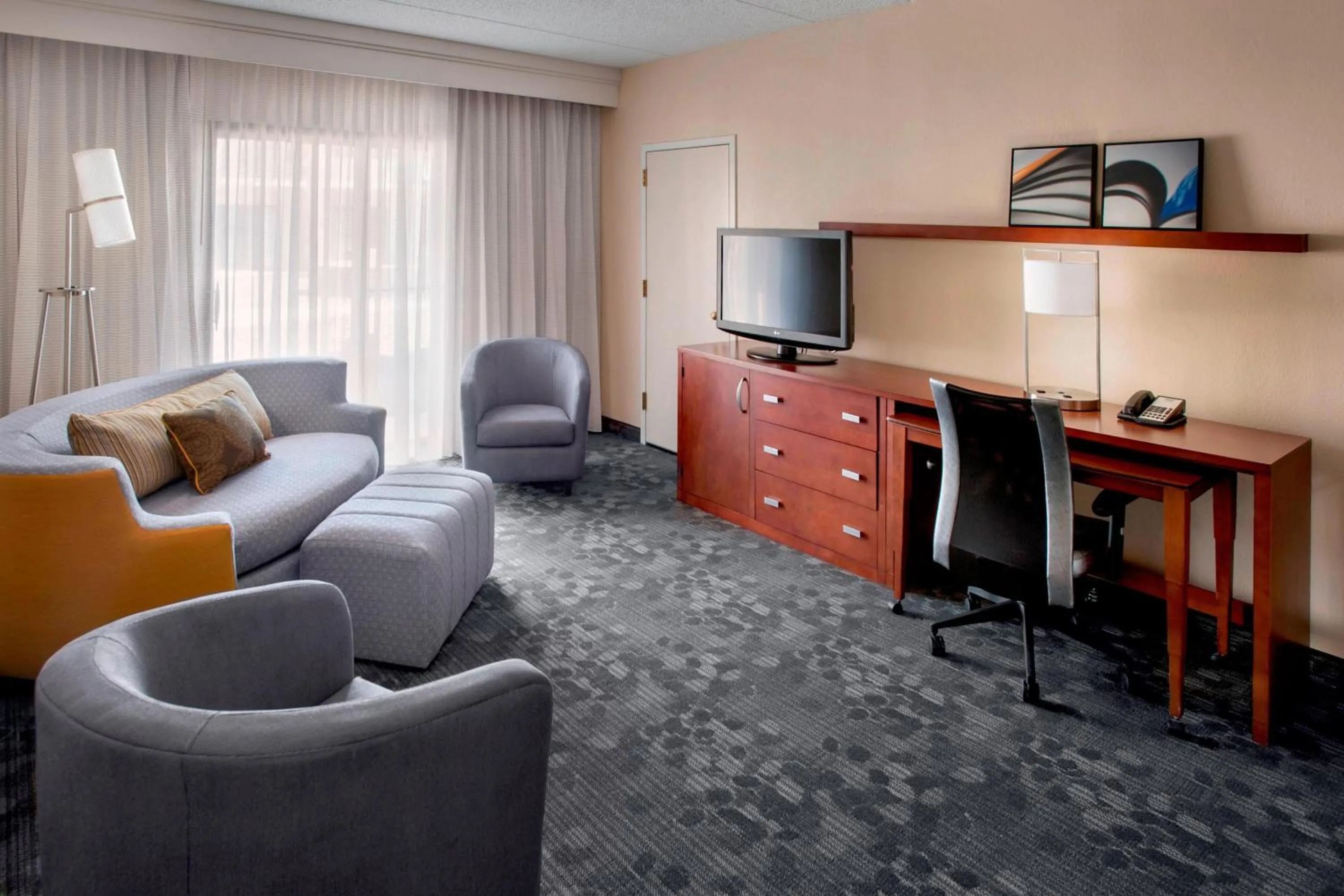 Living room in Courtyard By Marriott Hartford Windsor Airport