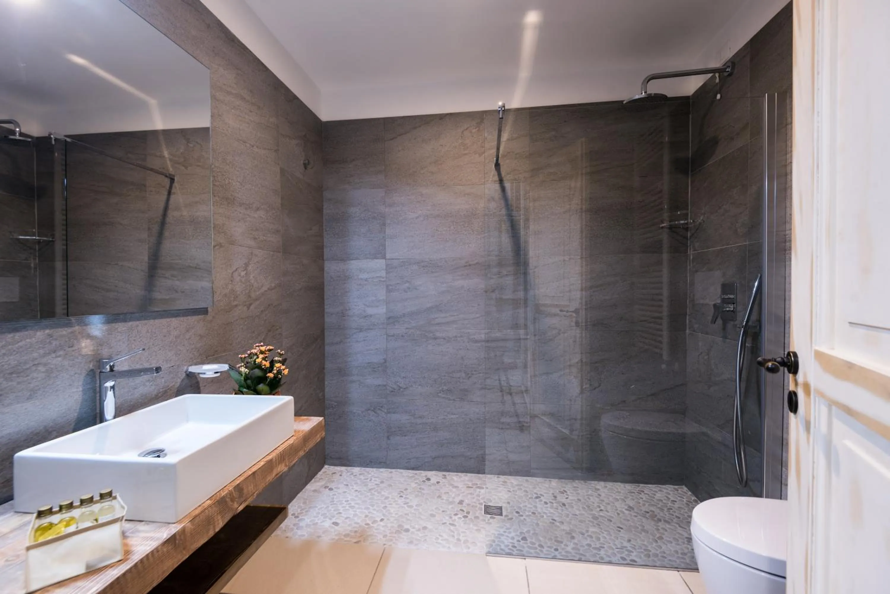 Shower in B&B Il Palazzotto di Luca Luxury Suites