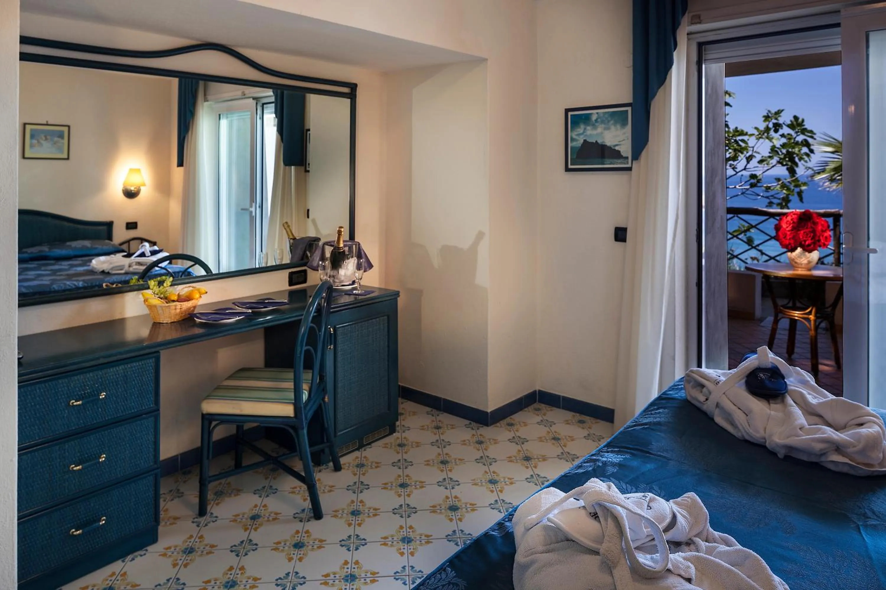 Seating area, Bed in Sorriso Thermae Resort & Spa