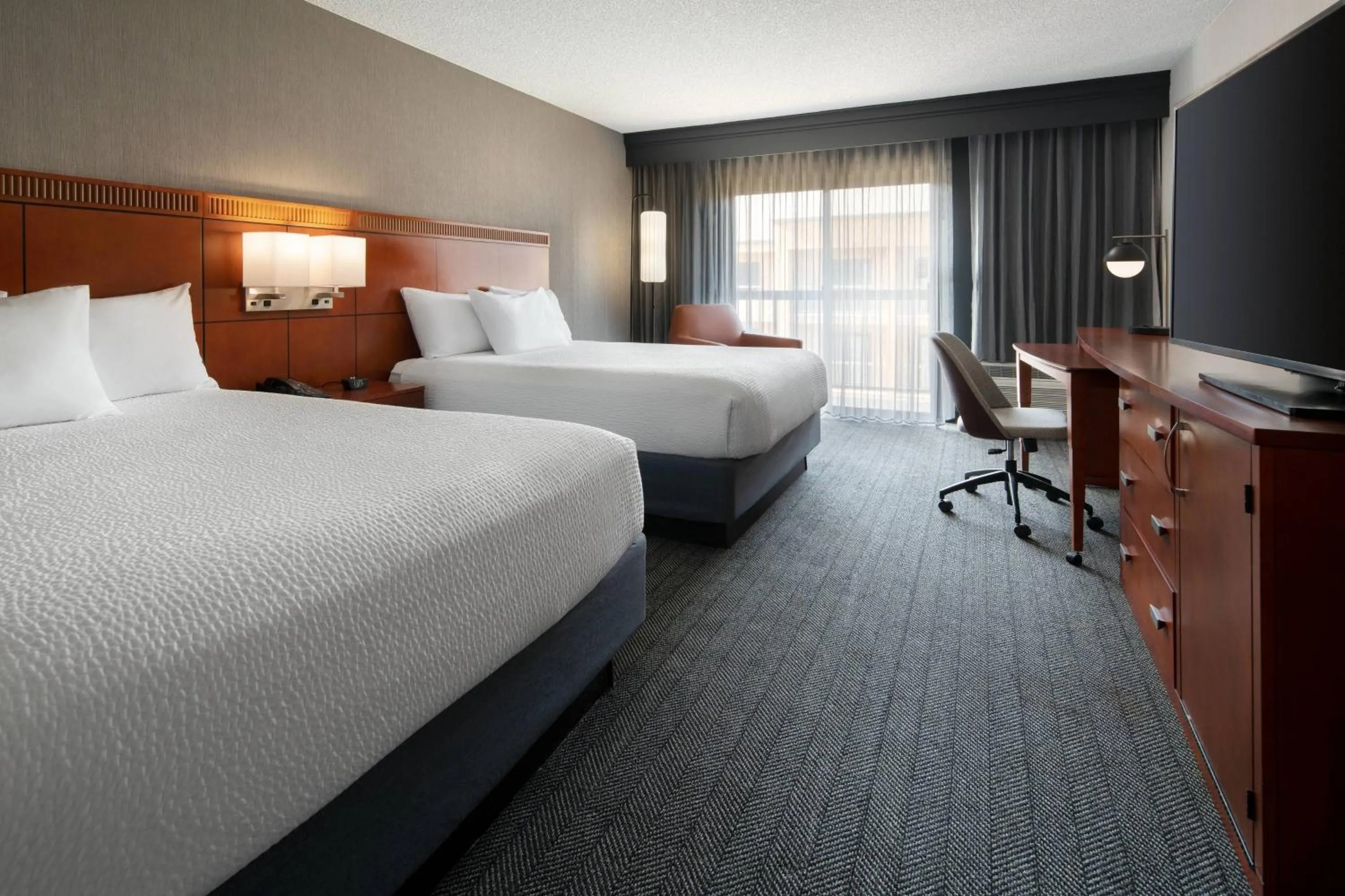 Photo of the whole room, Bed in Courtyard by Marriott Bakersfield