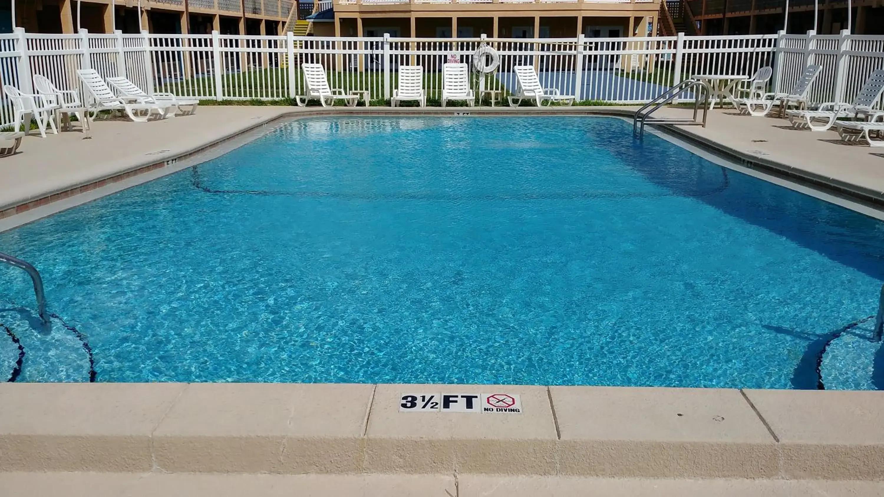 Swimming pool in Buccaneer Inn Swimming pool in Buccaneer Inn
