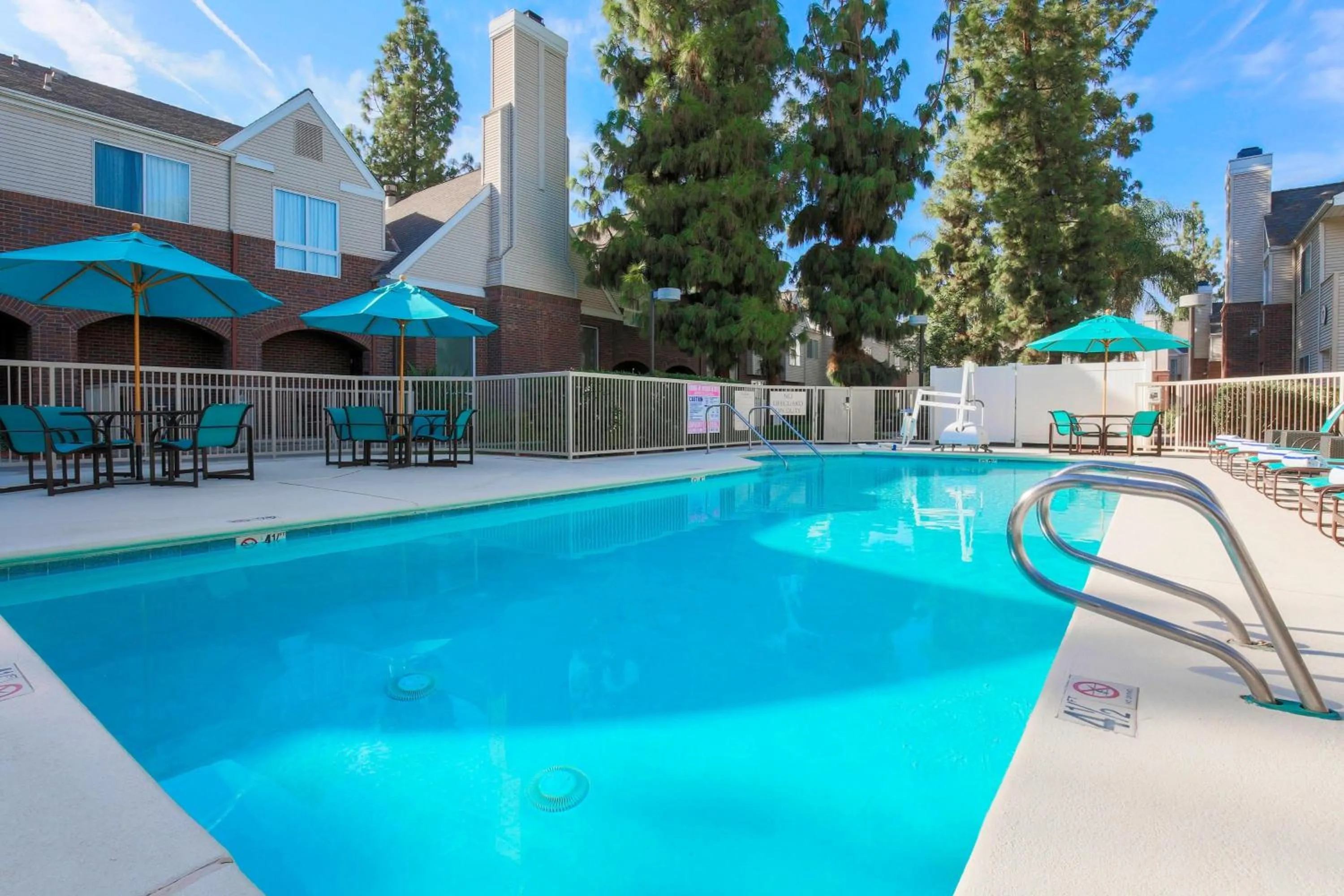Swimming pool in Residence Inn Bakersfield