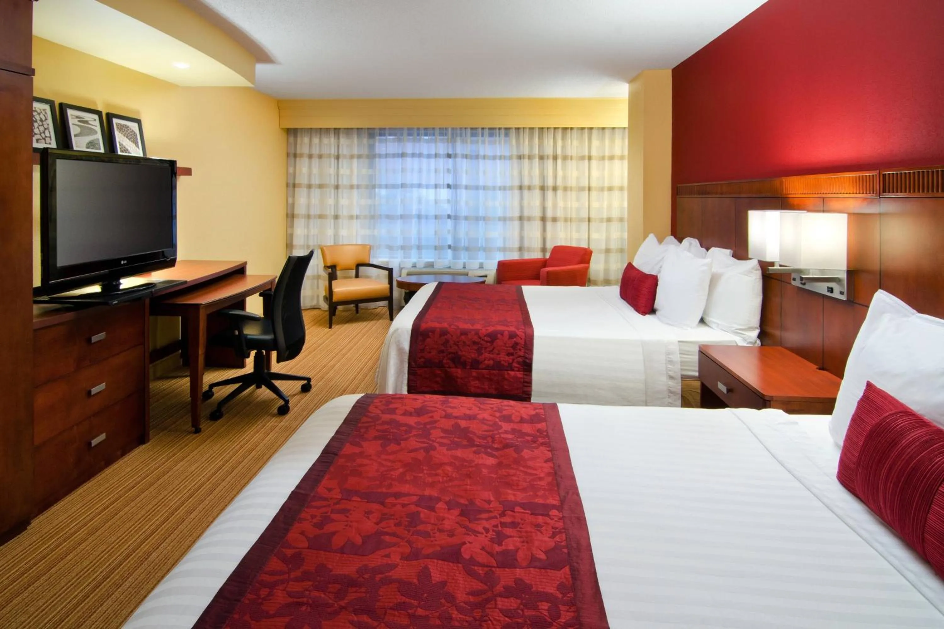 Bedroom, Bed in Courtyard by Marriott Birmingham Downtown at UAB