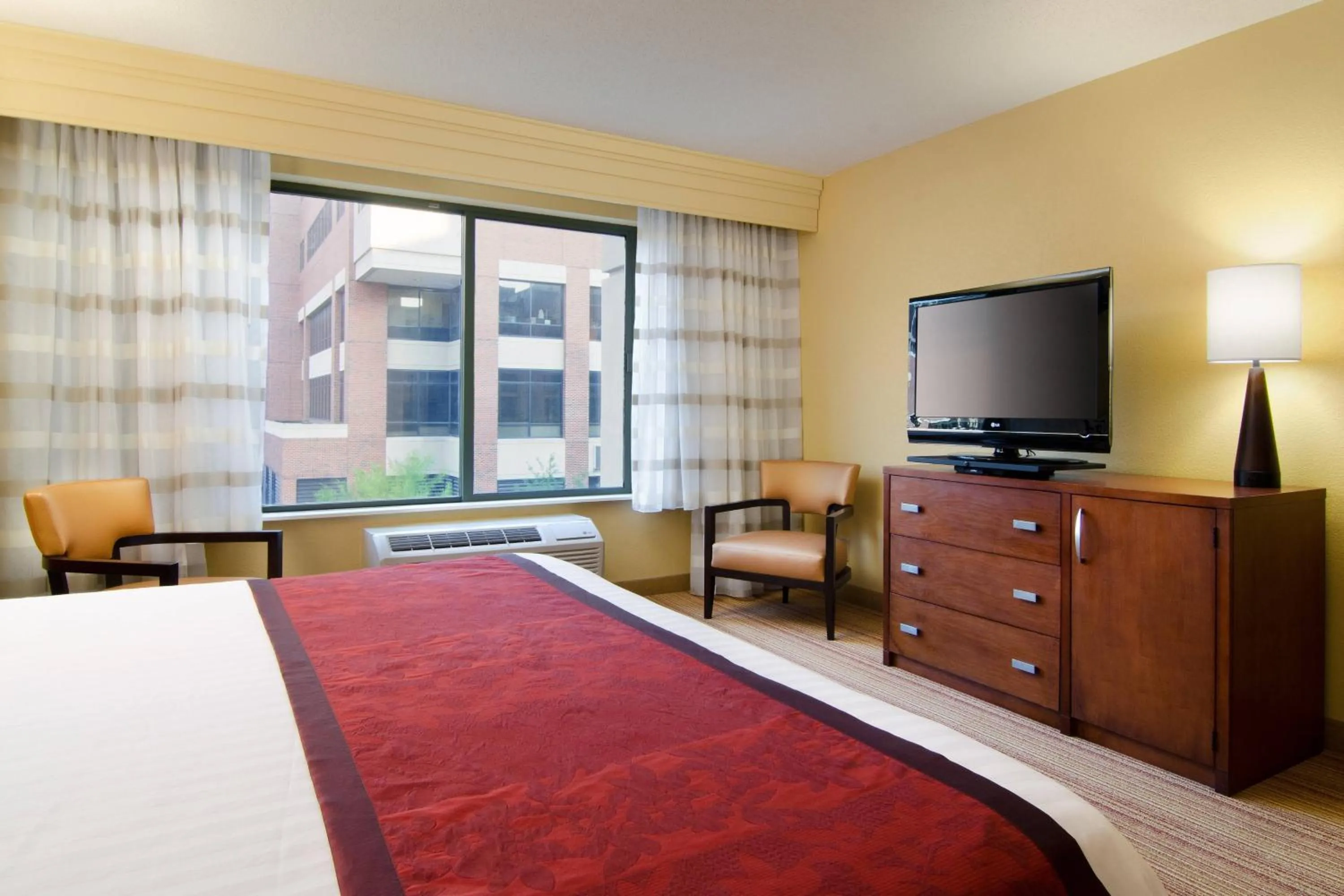 Bedroom, Bed in Courtyard by Marriott Birmingham Downtown at UAB