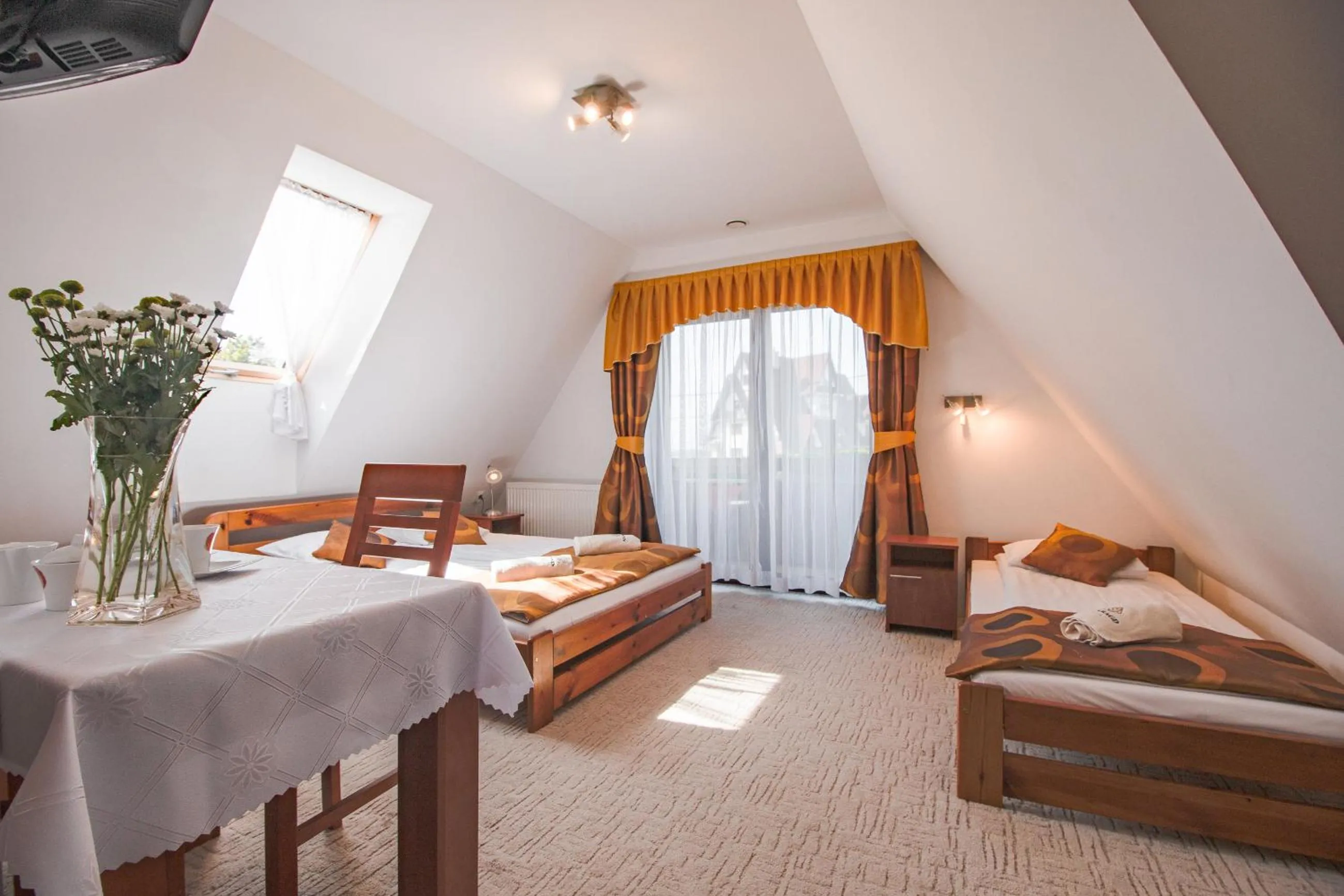 Bed in WILLA SZMARAGD - Stoki Narciarskie - Zniżki na Termy - Sauna - Bilard