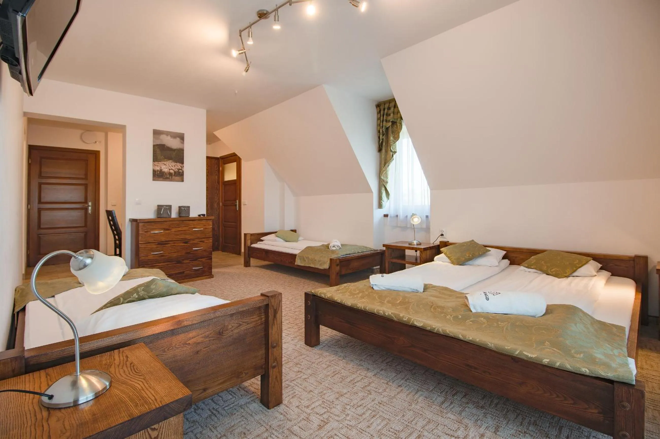 Bed in WILLA SZMARAGD - Stoki Narciarskie - Zniżki na Termy - Sauna - Bilard