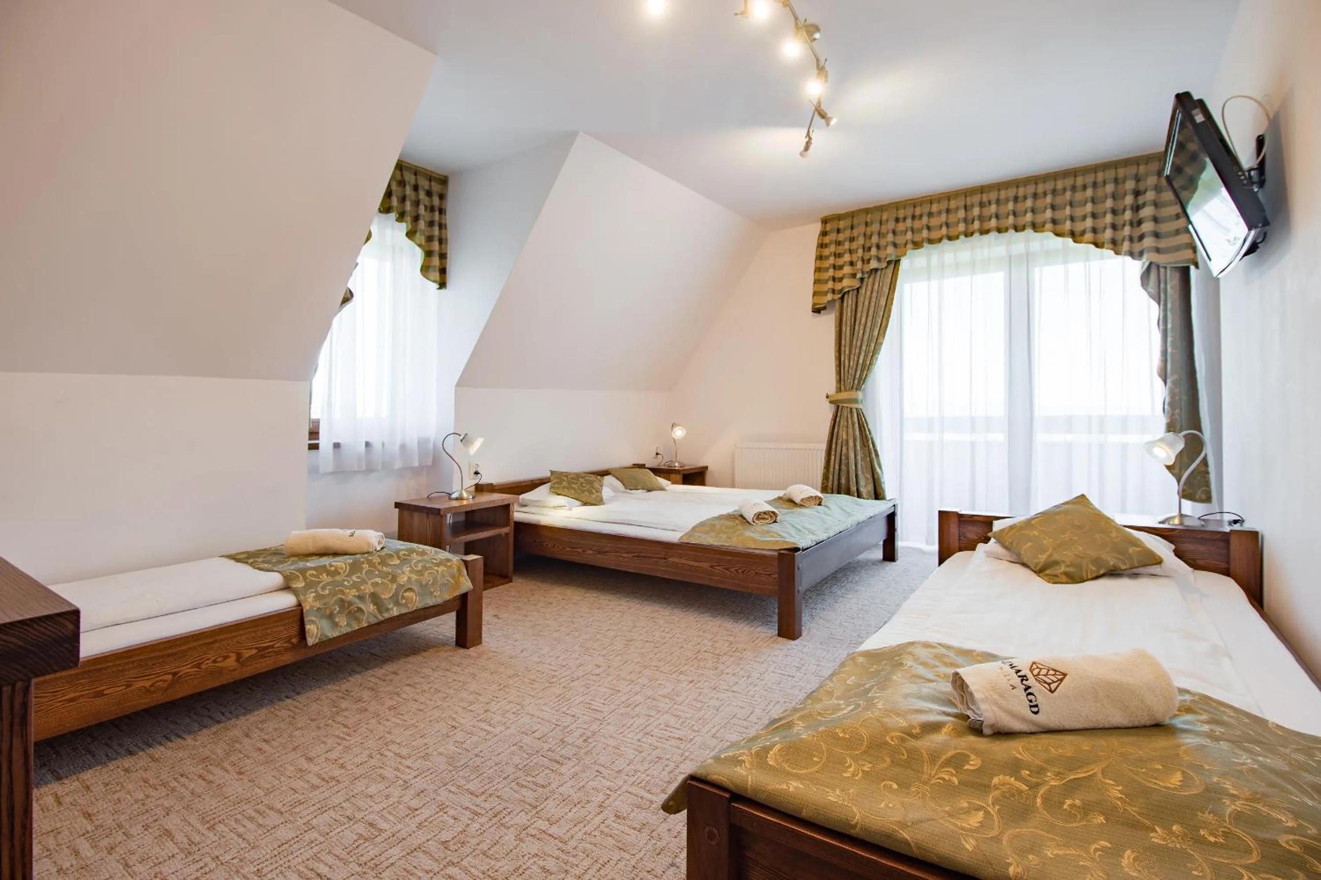 Bed in WILLA SZMARAGD - Stoki Narciarskie - Zniżki na Termy - Sauna - Bilard