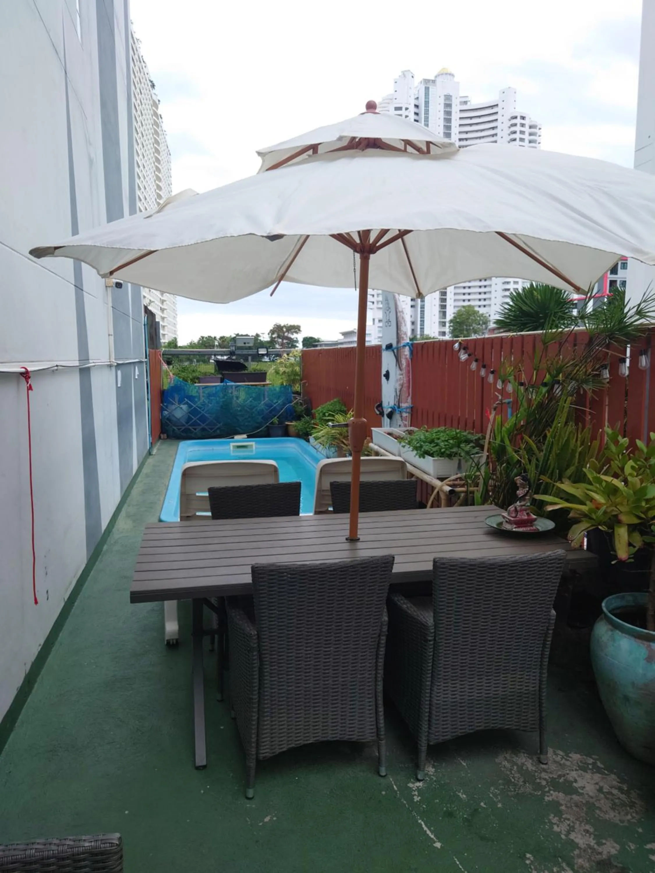 Swimming pool in Baan der Bruyn SHA