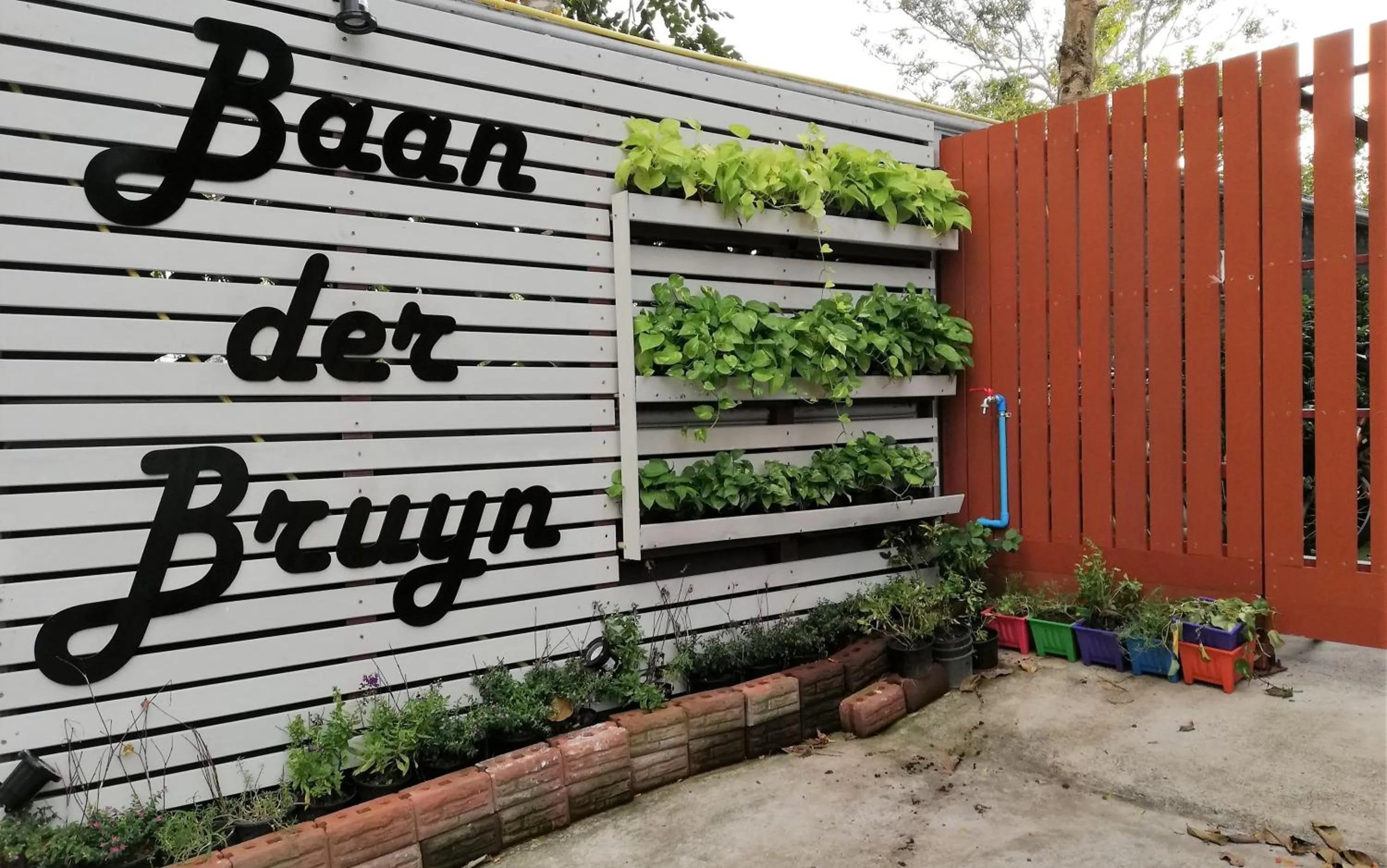 Facade/entrance in Baan der Bruyn SHA