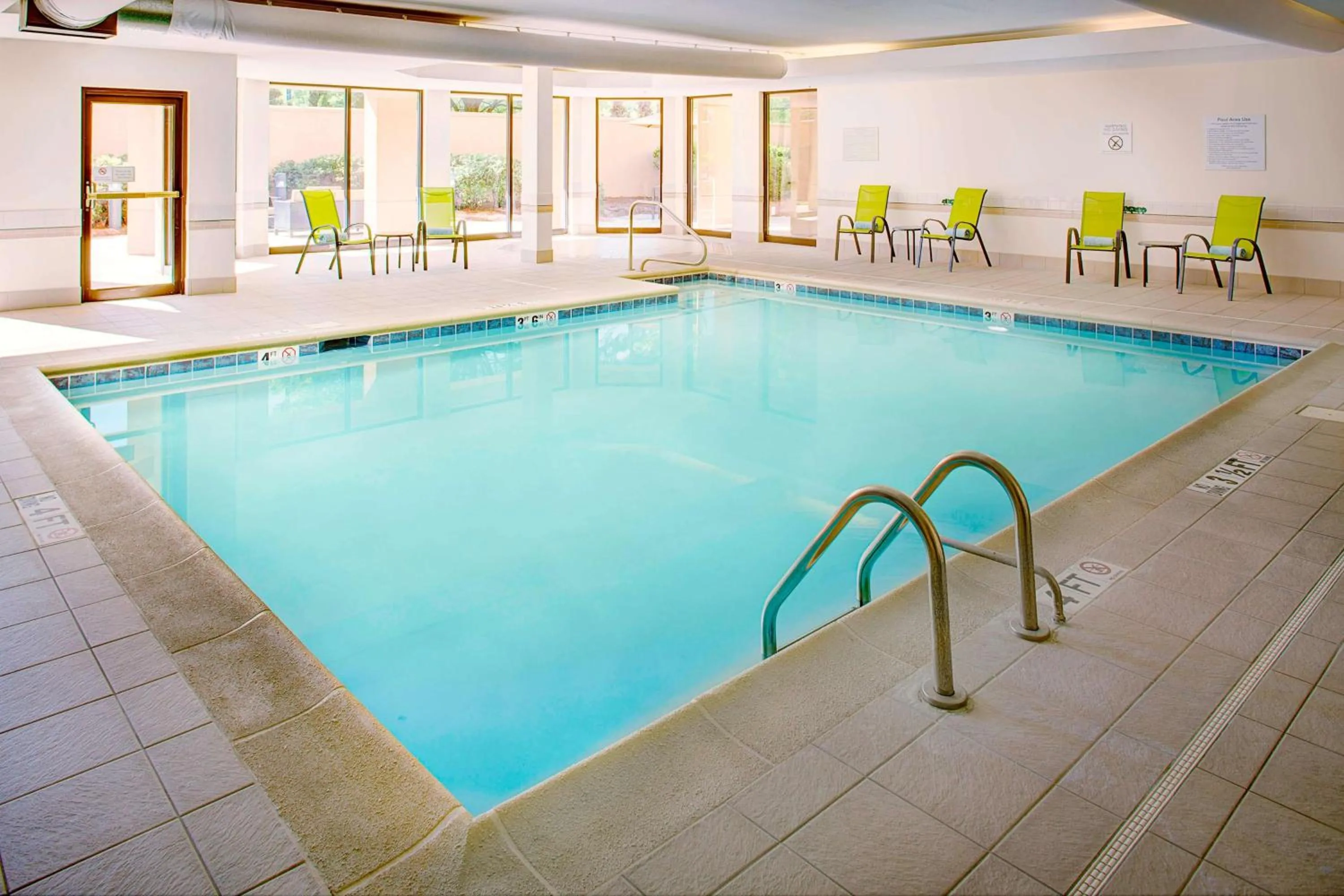 Swimming pool in Sonesta Select Birmingham Colonnade