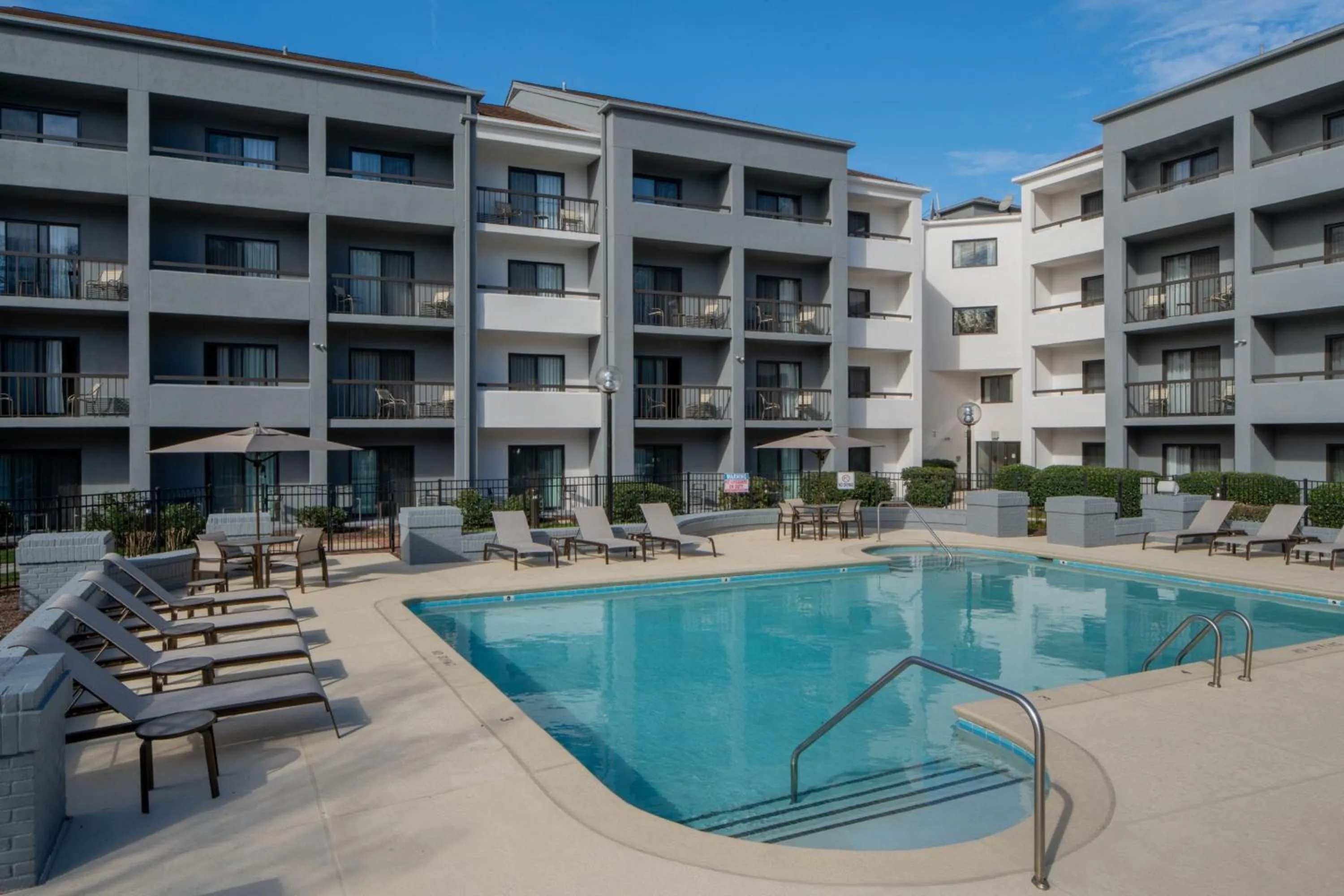 Swimming pool in Courtyard by Marriott Nashville Airport