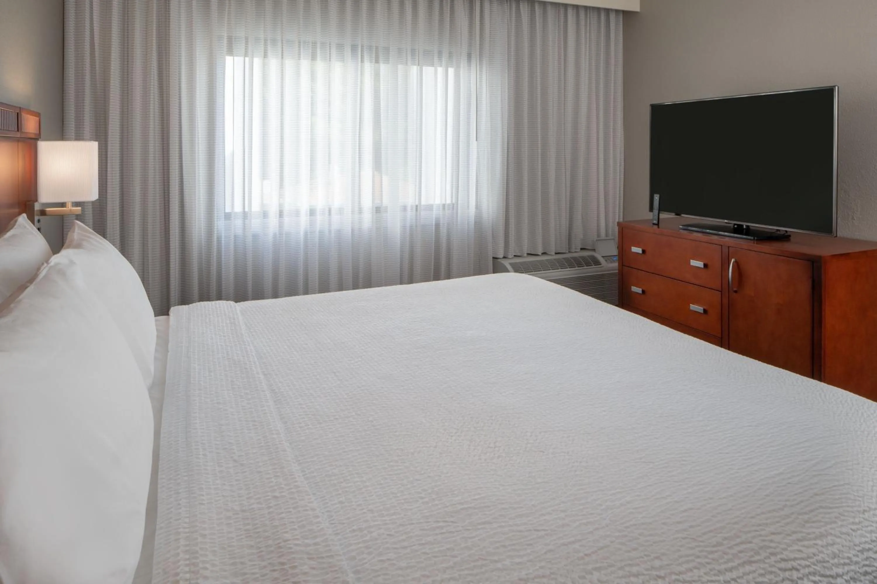 Photo of the whole room, Bed in Courtyard by Marriott Nashville Airport