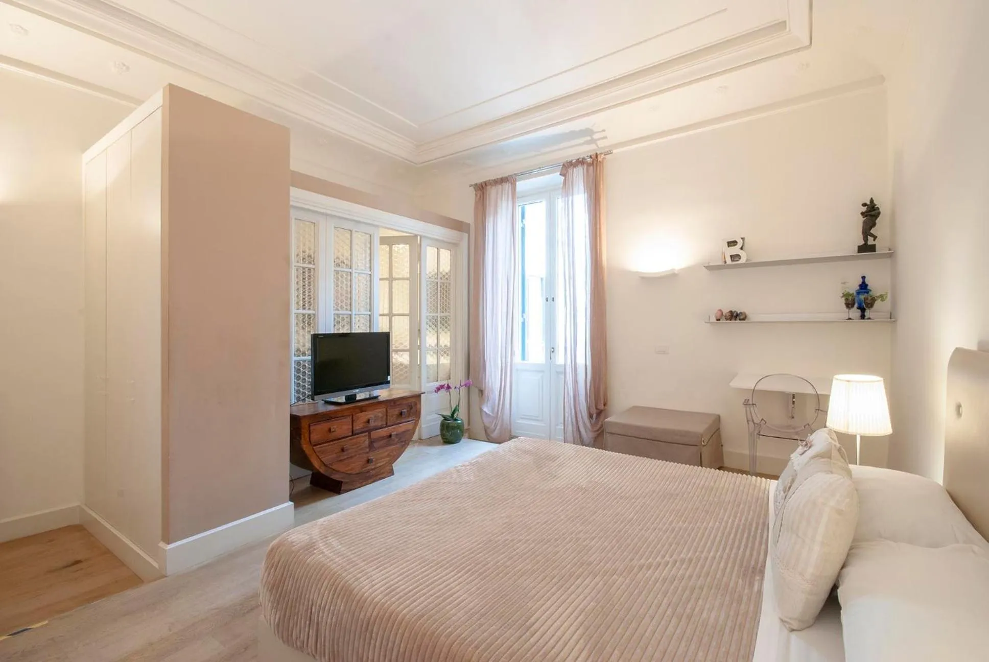 Bed in Bea Suites Luxury Rooms