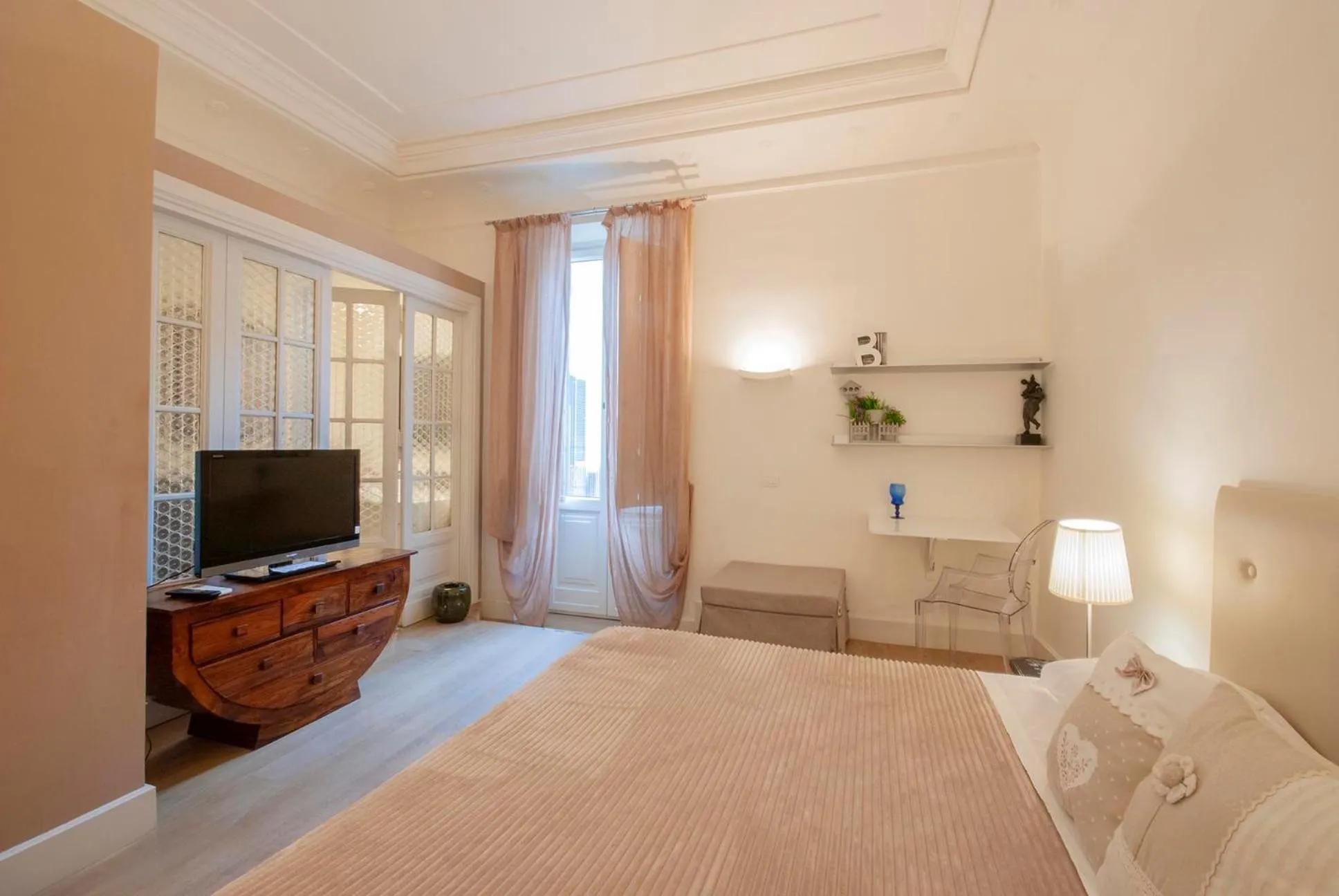 Bed in Bea Suites Luxury Rooms