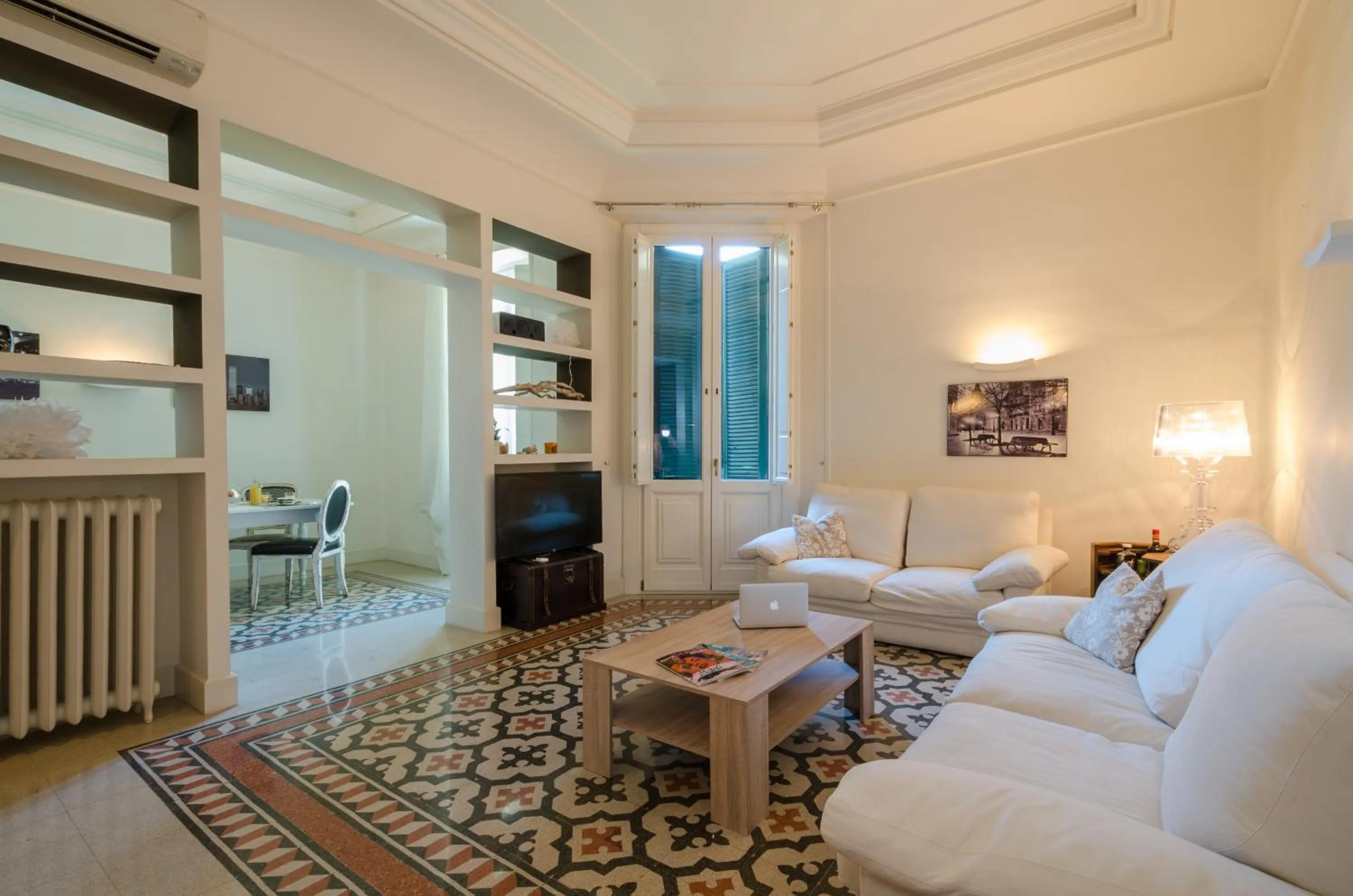 Communal lounge/ TV room in Bea Suites Luxury Rooms