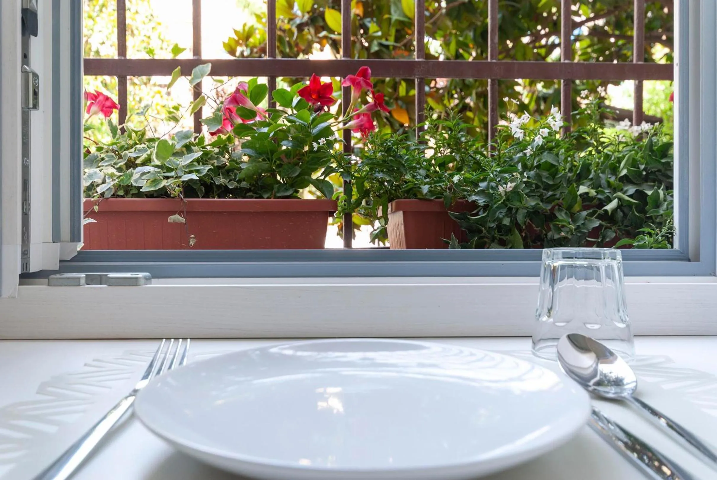 Communal lounge/ TV room in Bea Suites Luxury Rooms