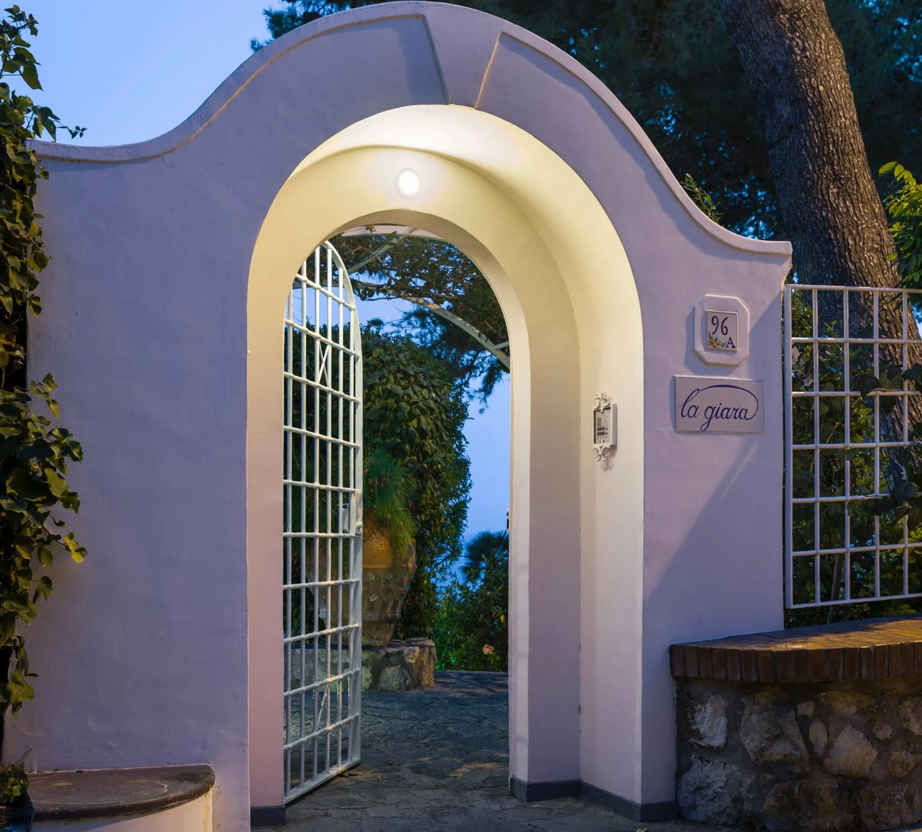 Facade/entrance in LHP Suite Capri Villa La Giara