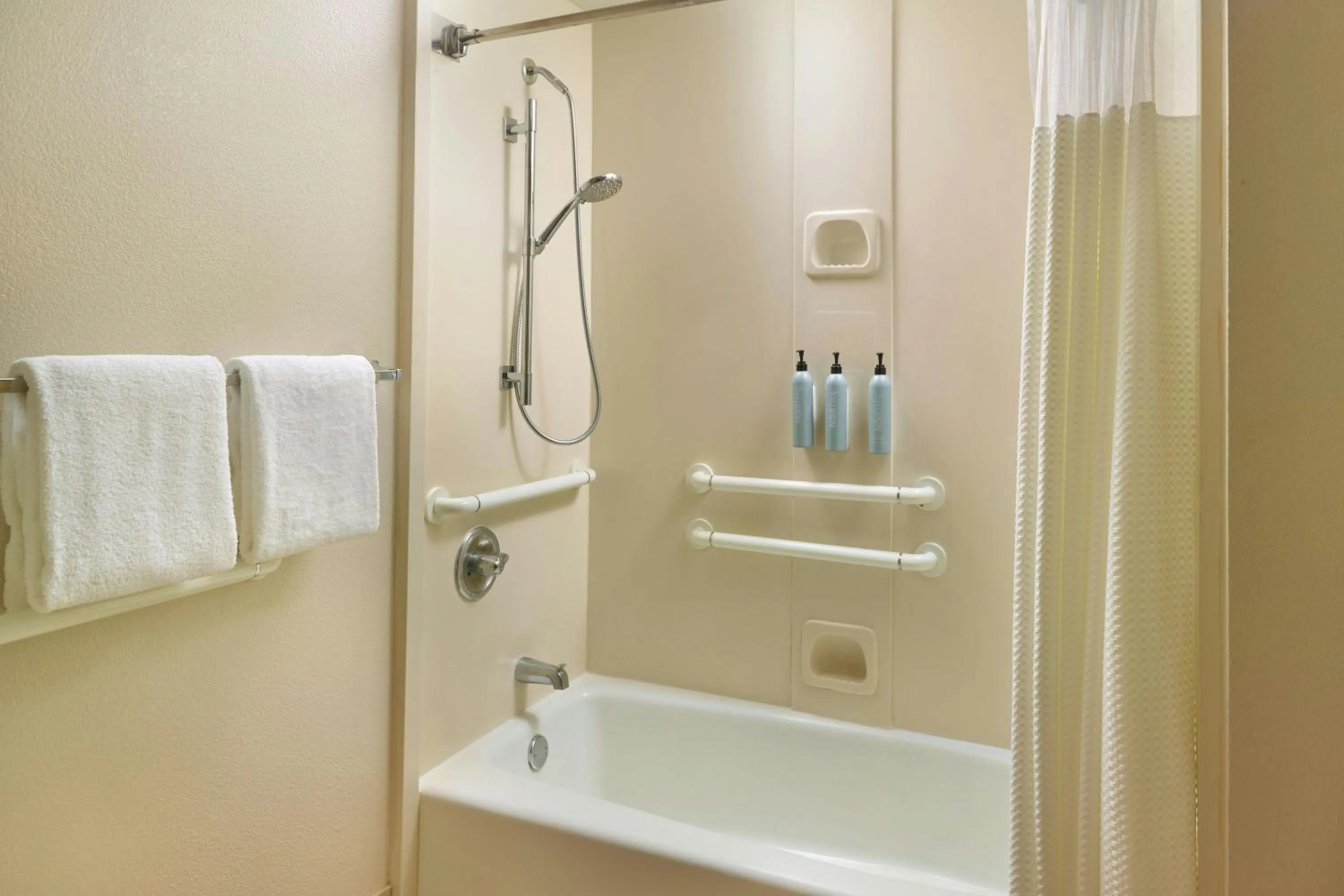 Bathroom in Courtyard by Marriott Baton Rouge Acadian Centre/LSU Area