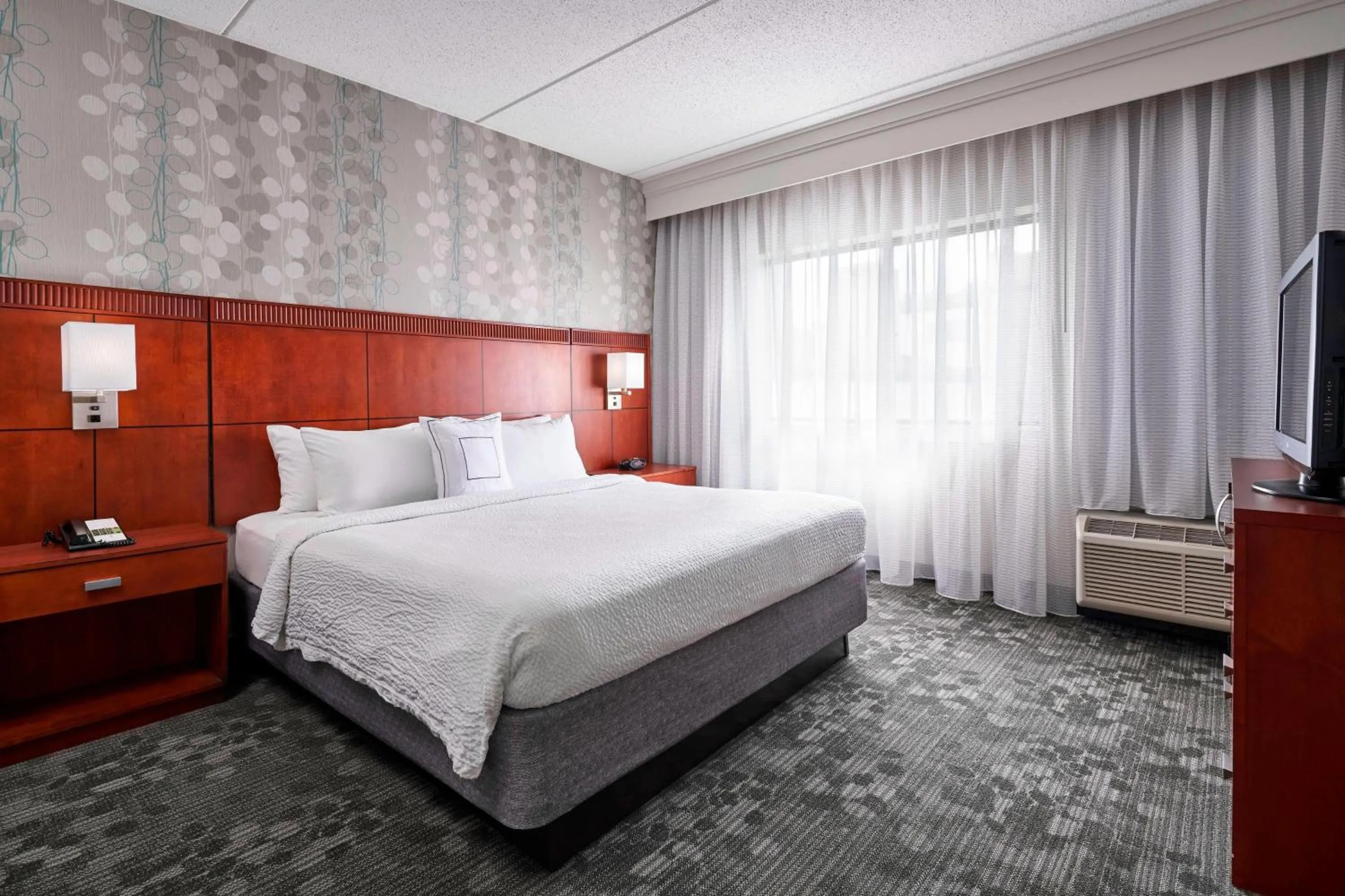 Photo of the whole room, Bed in Courtyard By Marriott Baltimore BWI Airport