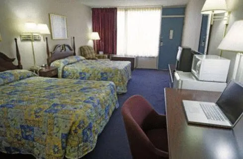 Photo of the whole room, Bed in Express Airport Inn