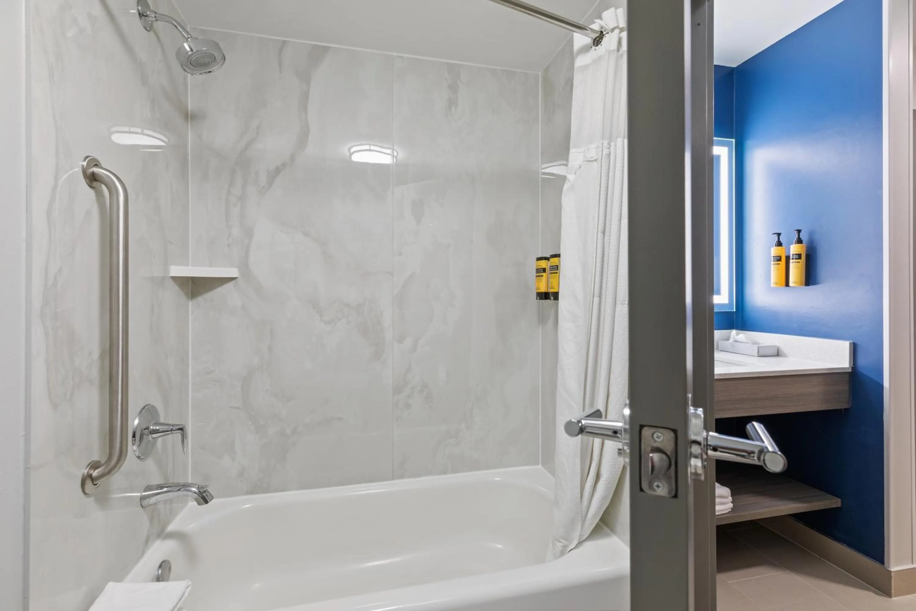 Bathroom in Best Western Plus Elgin - Chicago