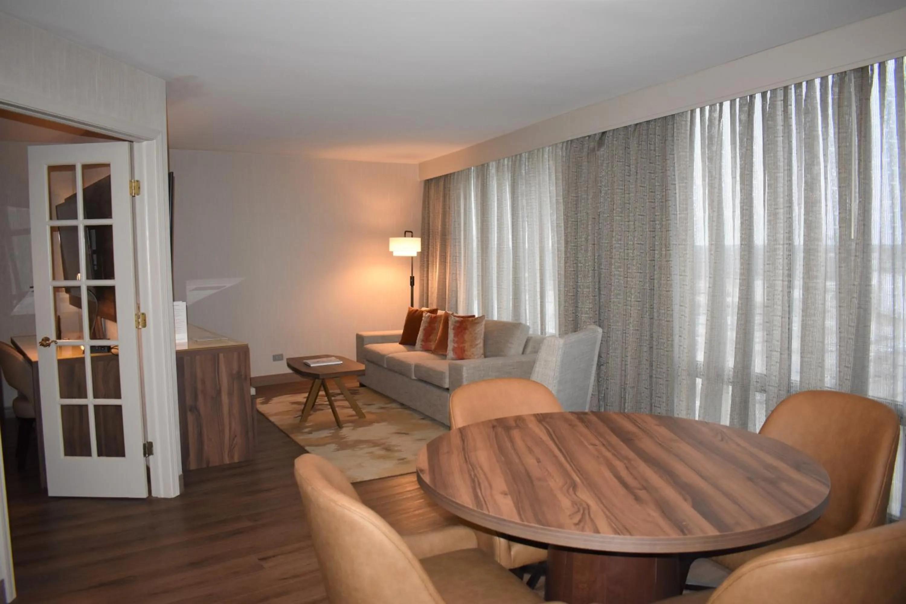 Photo of the whole room in Chicago Marriott Oak Brook