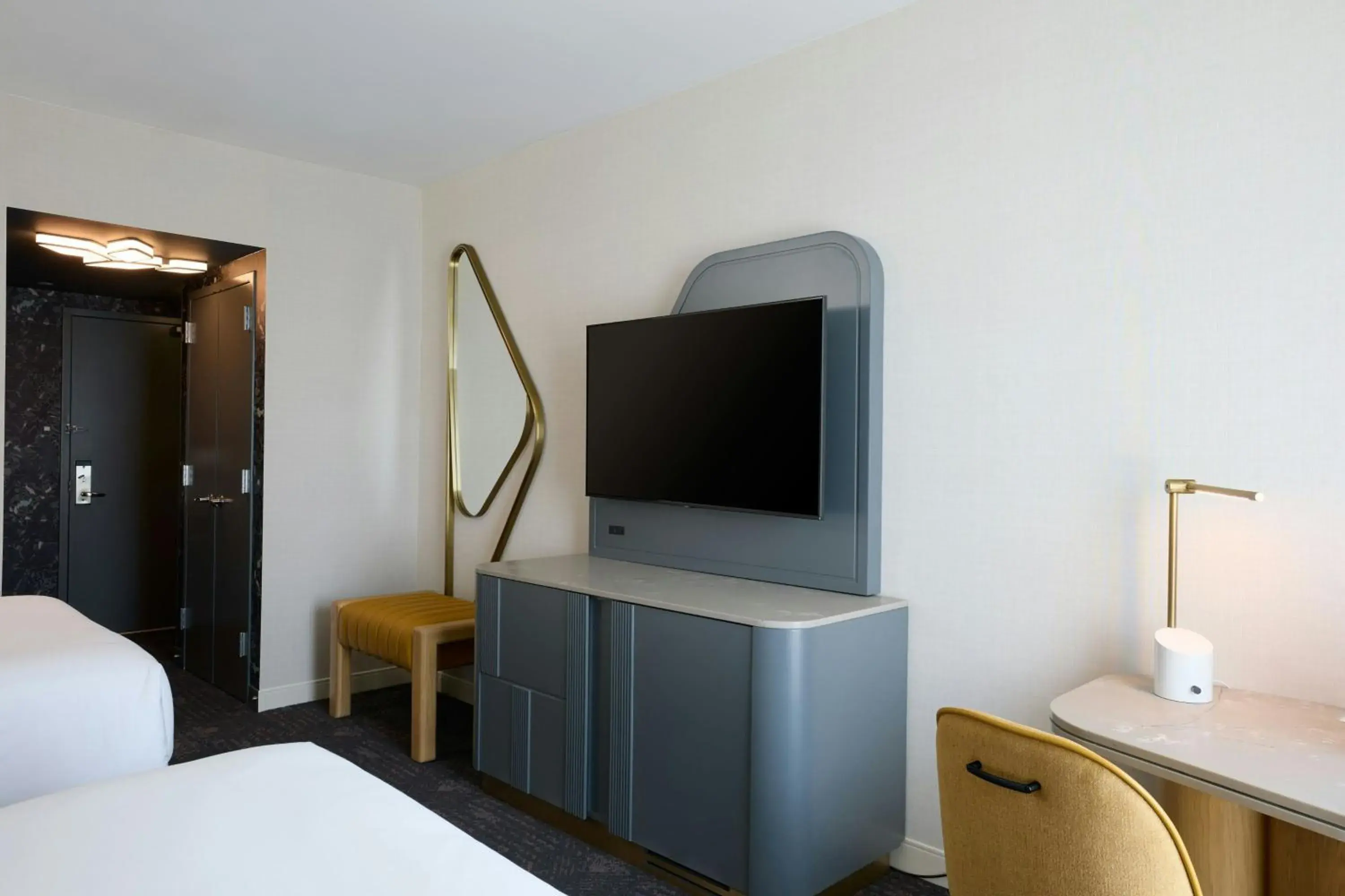 Double Room with Two Double Beds and Adapted Tub - Mobility Accessible in Renaissance Schaumburg Convention Center Hotel Double Room with Two Double Beds and Adapted Tub - Mobility Accessible in Renaissance Schaumburg Convention Center Hotel