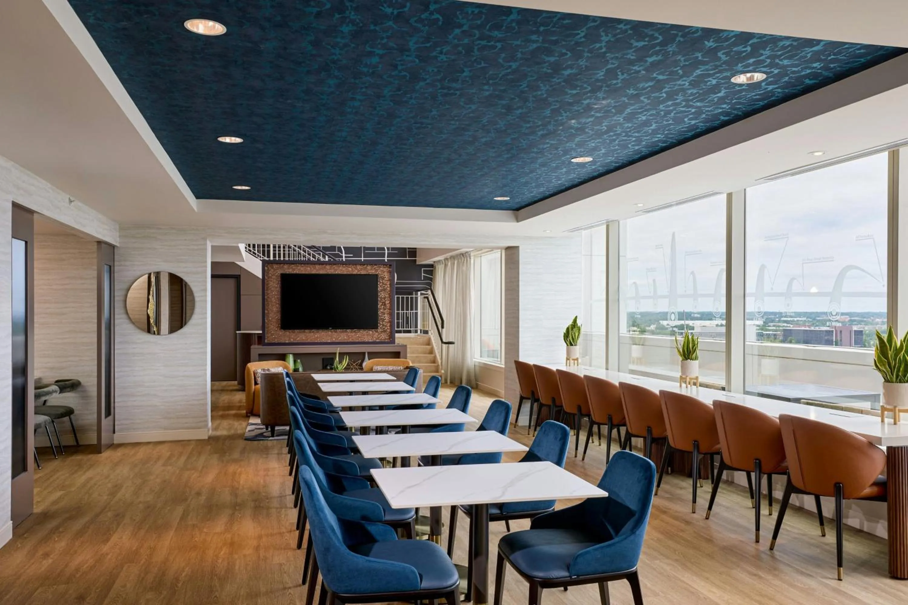 Lounge or bar in Renaissance Schaumburg Convention Center Hotel