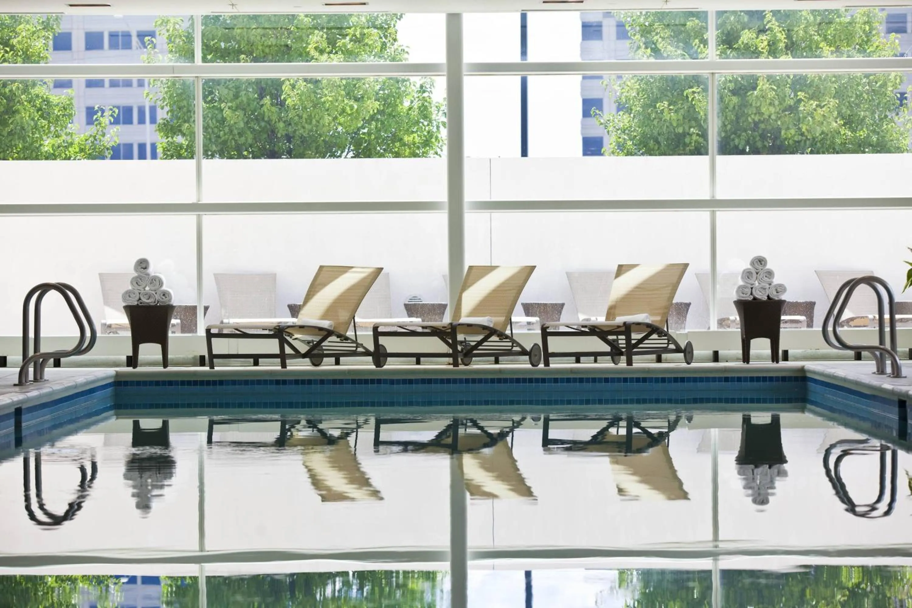 Swimming pool in Renaissance Schaumburg Convention Center Hotel