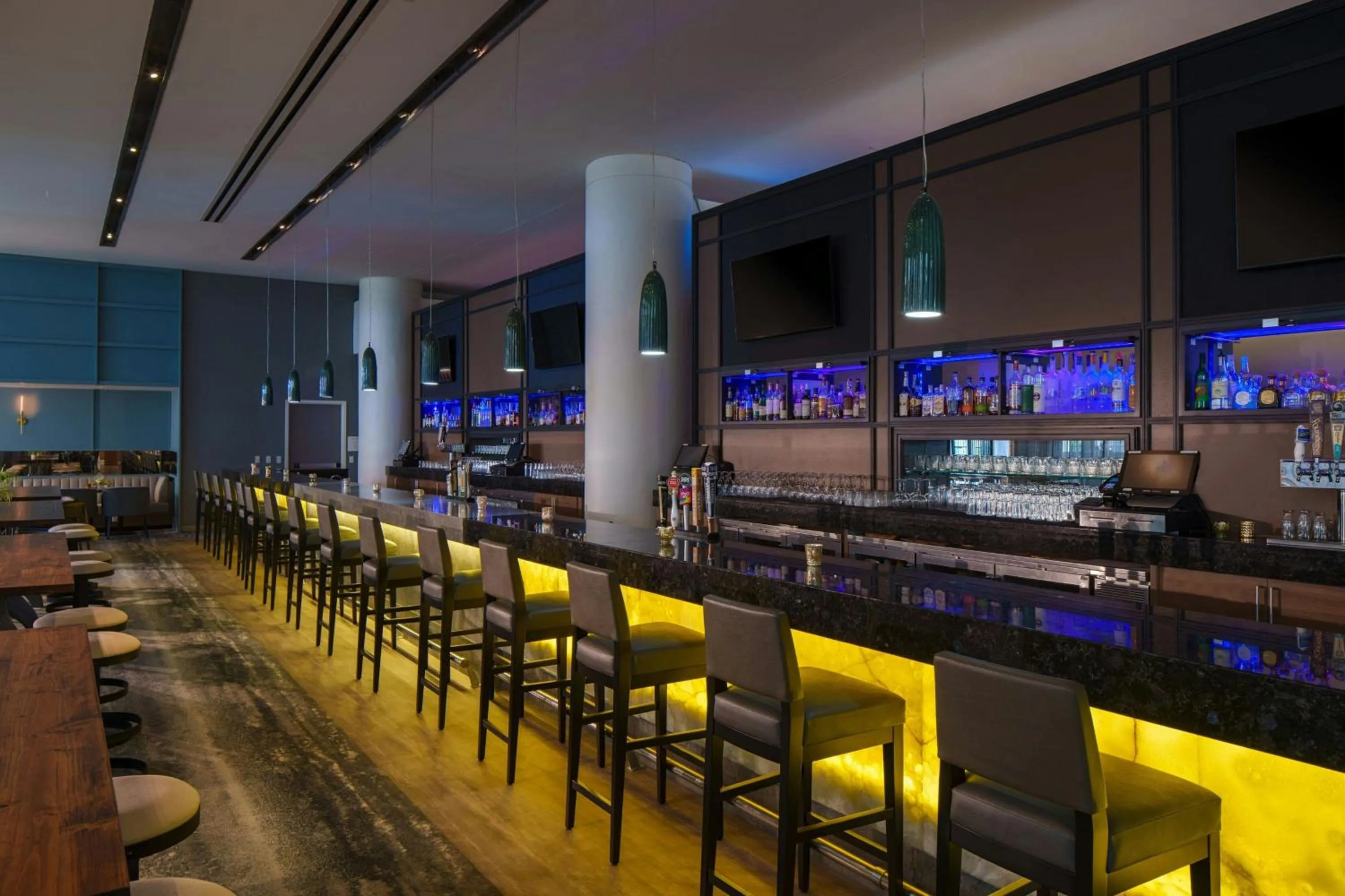 Lounge or bar in Renaissance Schaumburg Convention Center Hotel