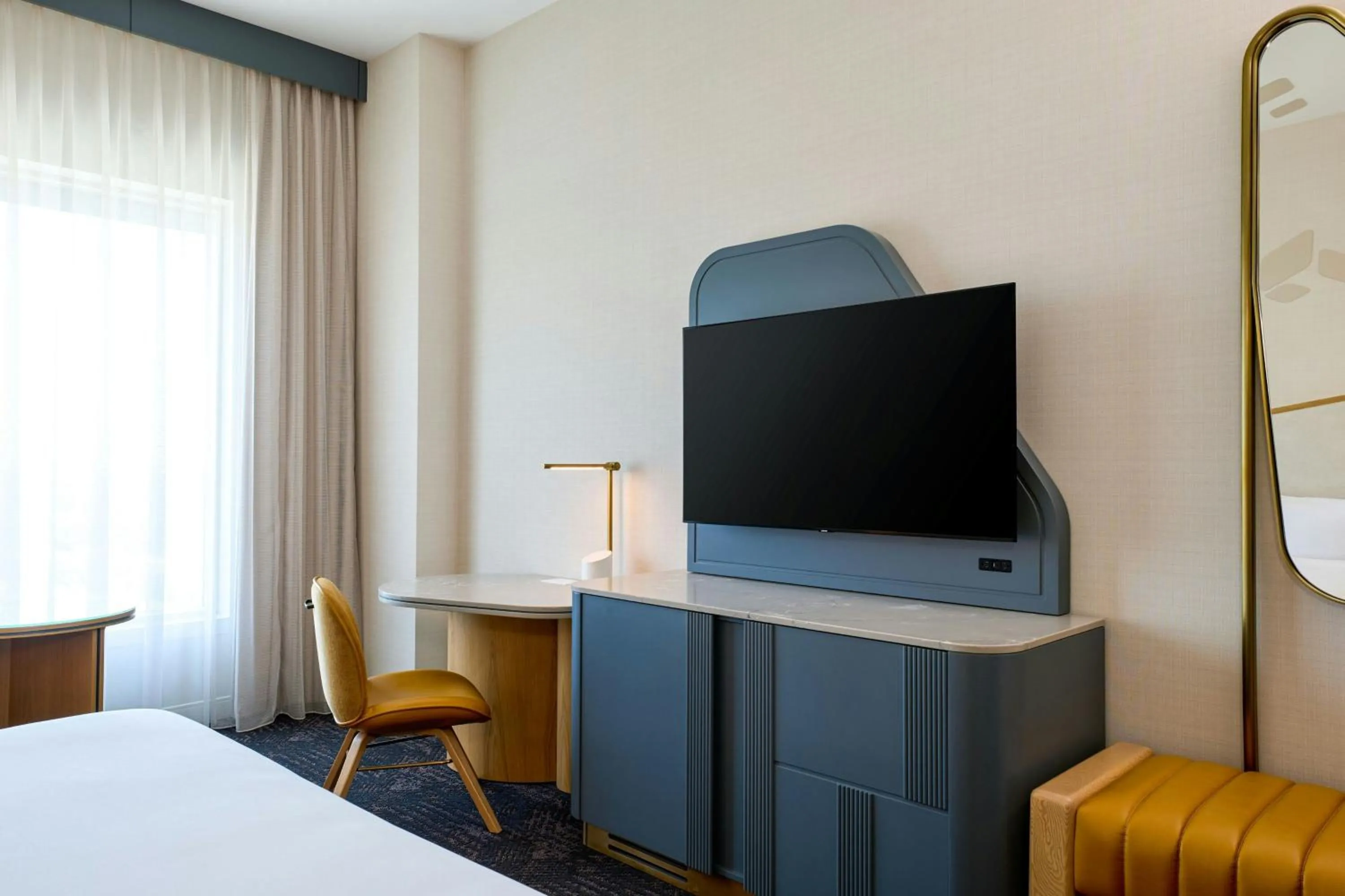 Photo of the whole room, Bed in Renaissance Schaumburg Convention Center Hotel