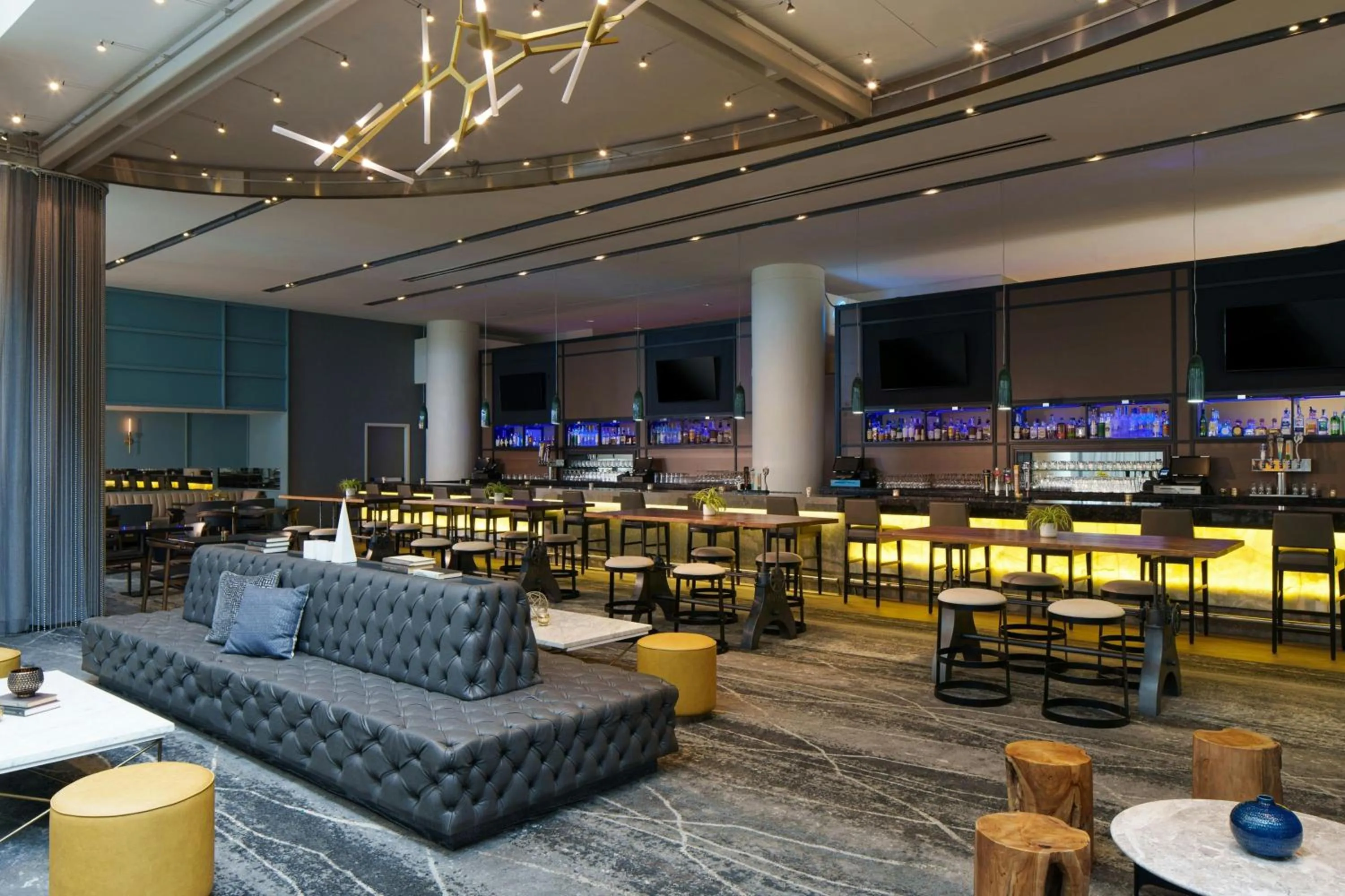 Lounge or bar in Renaissance Schaumburg Convention Center Hotel