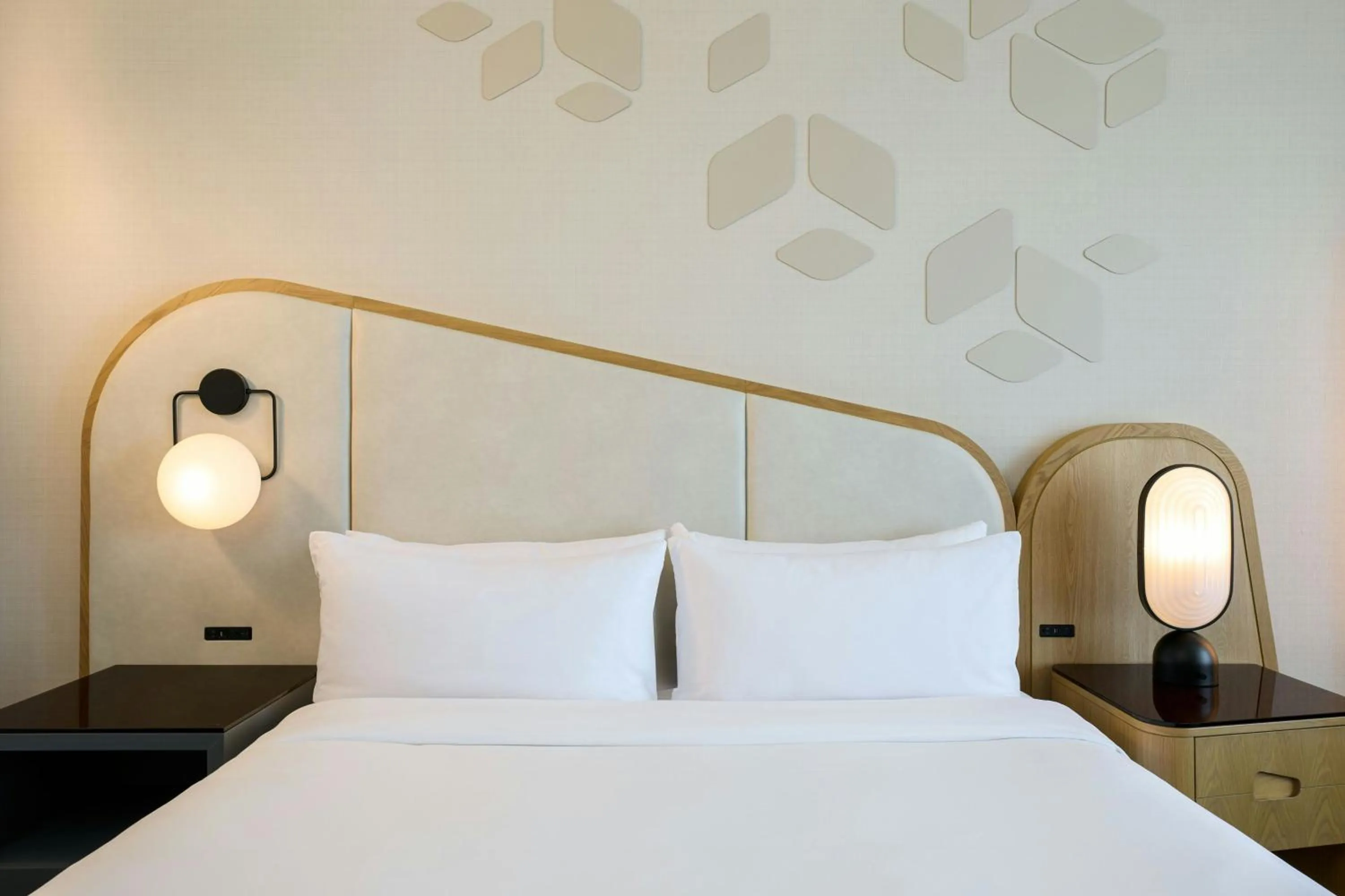 Photo of the whole room, Bed in Renaissance Schaumburg Convention Center Hotel