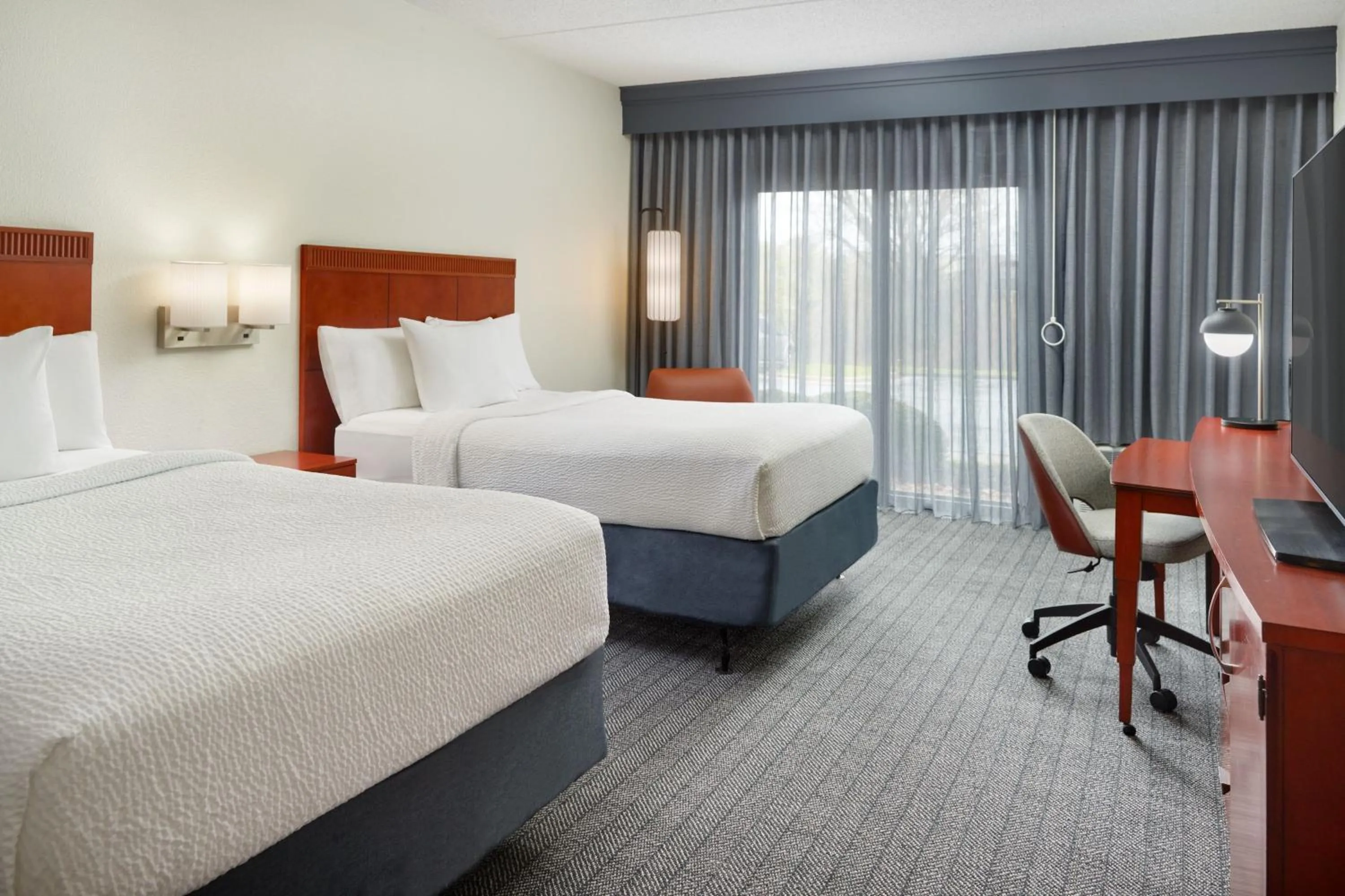 Photo of the whole room, Bed in Courtyard by Marriott Charlottesville