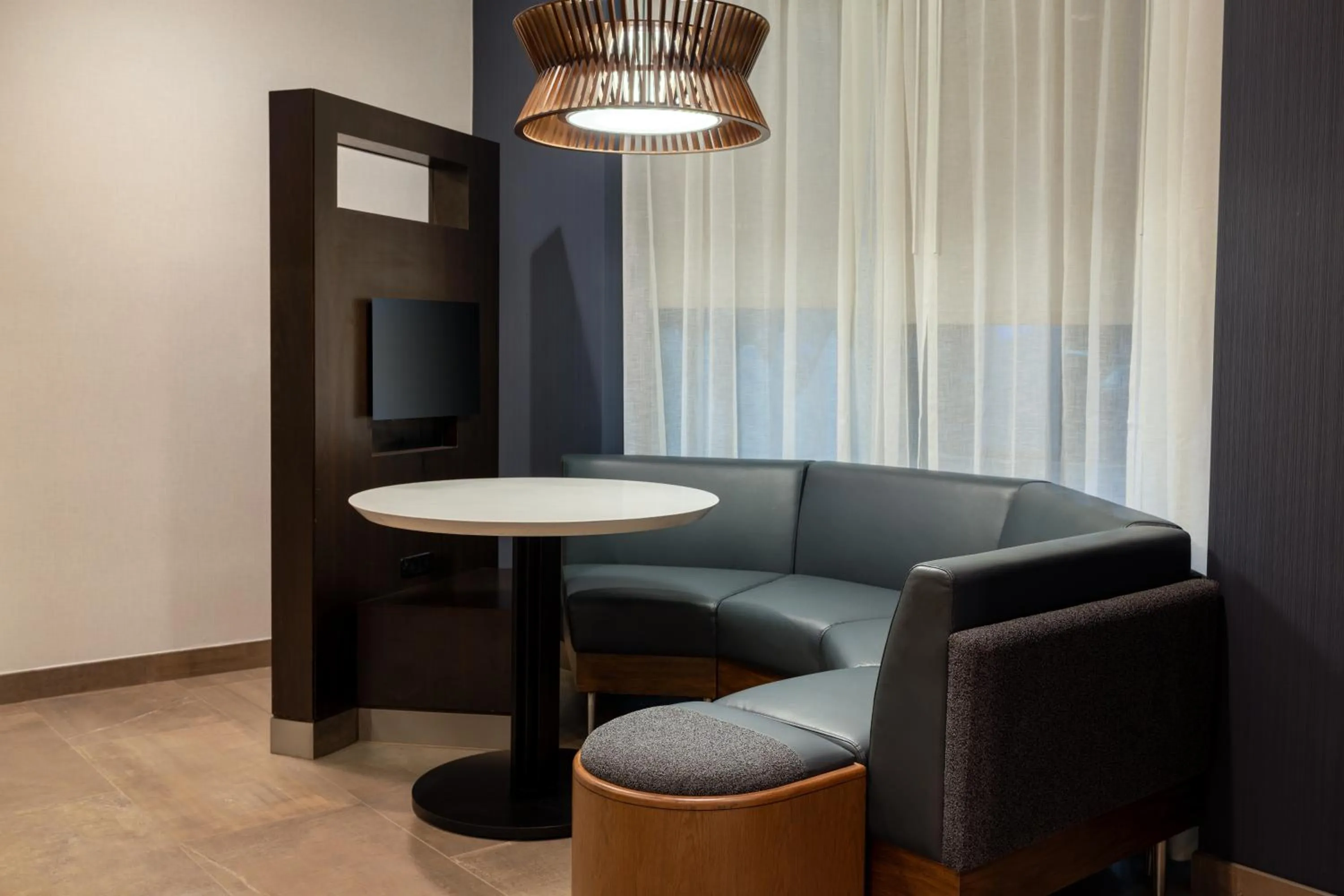 Restaurant/places to eat in Courtyard by Marriott North Charleston Airport Coliseum