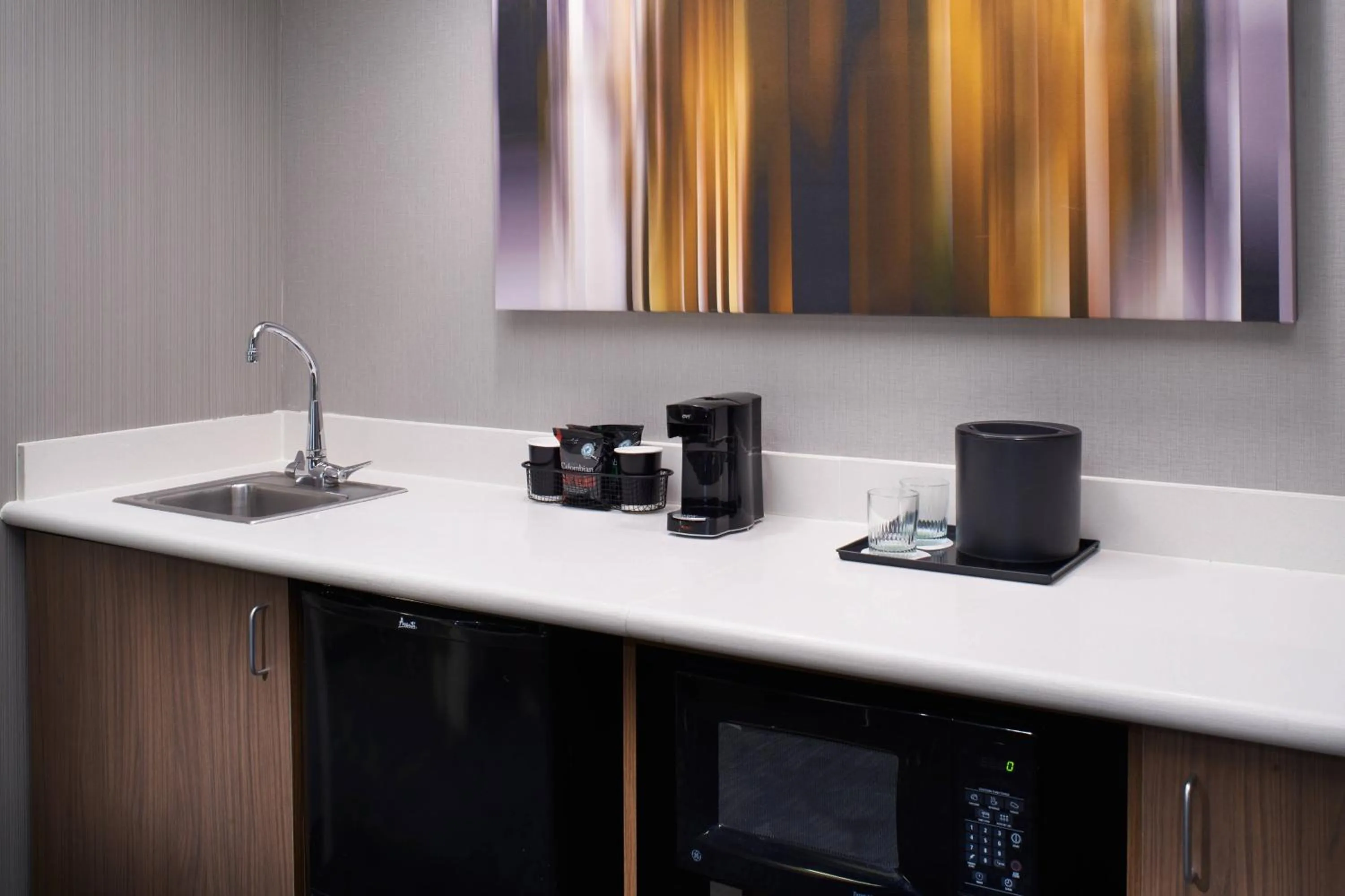 Kitchen or kitchenette in Courtyard Cleveland Airport North