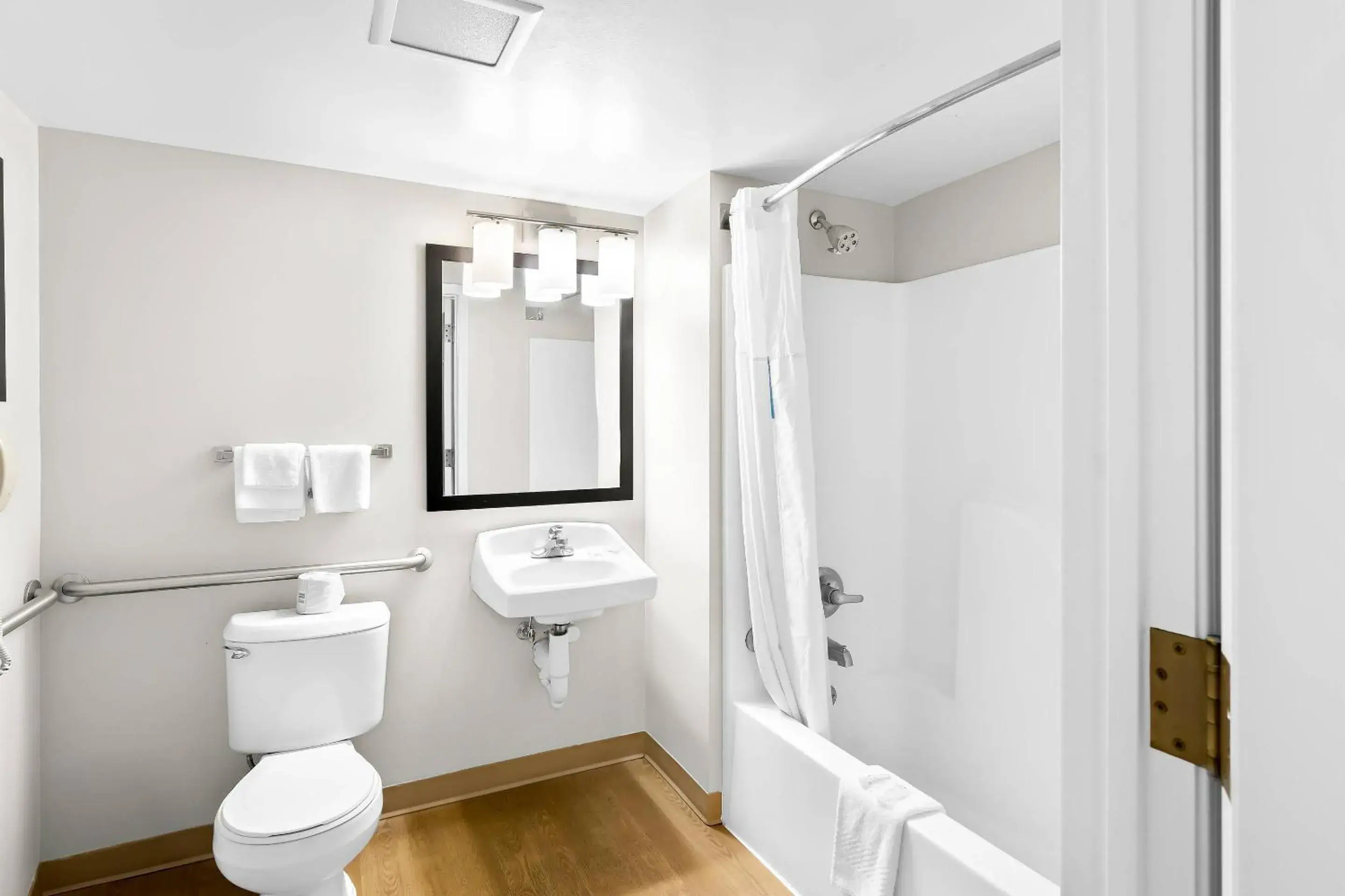 Bedroom in MainStay Suites Middleburg Heights Cleveland Airport Bedroom in MainStay Suites Middleburg Heights Cleveland Airport