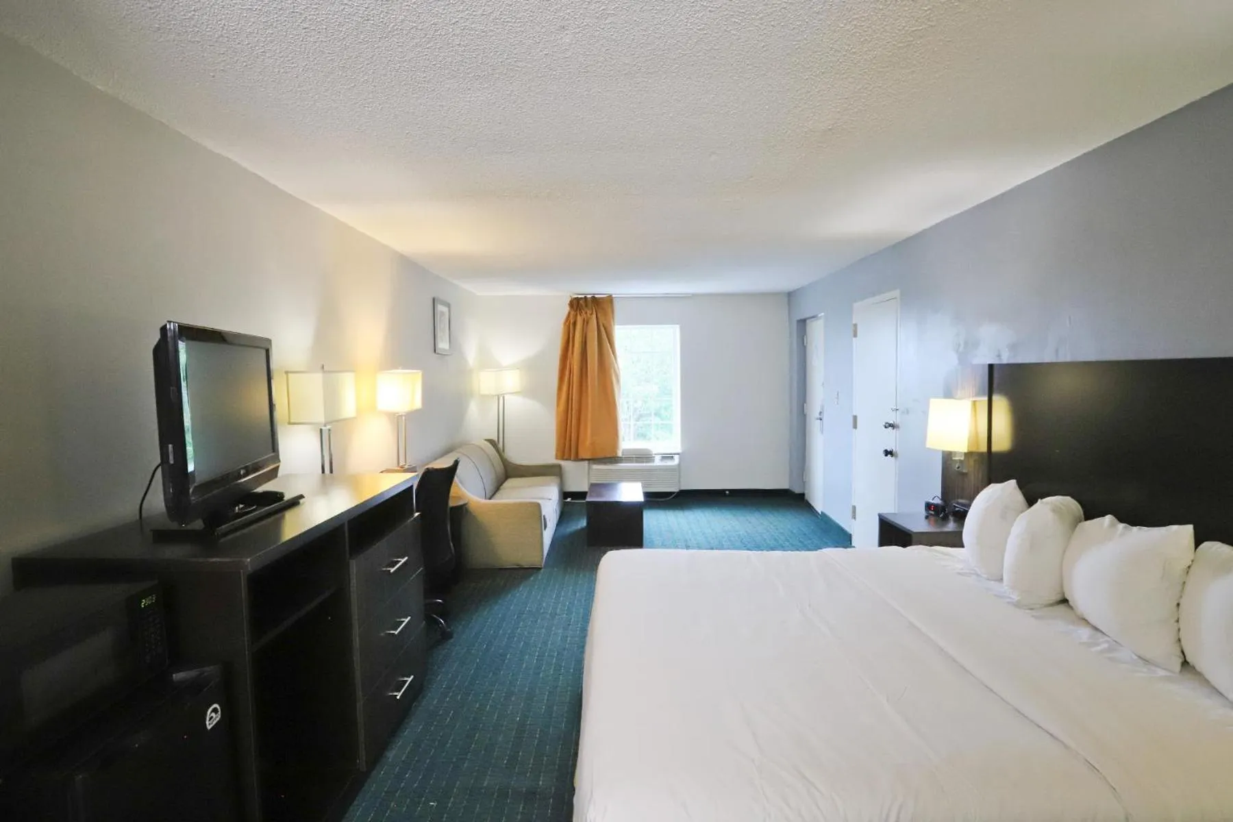 Bed in Greenville Inn & Suites