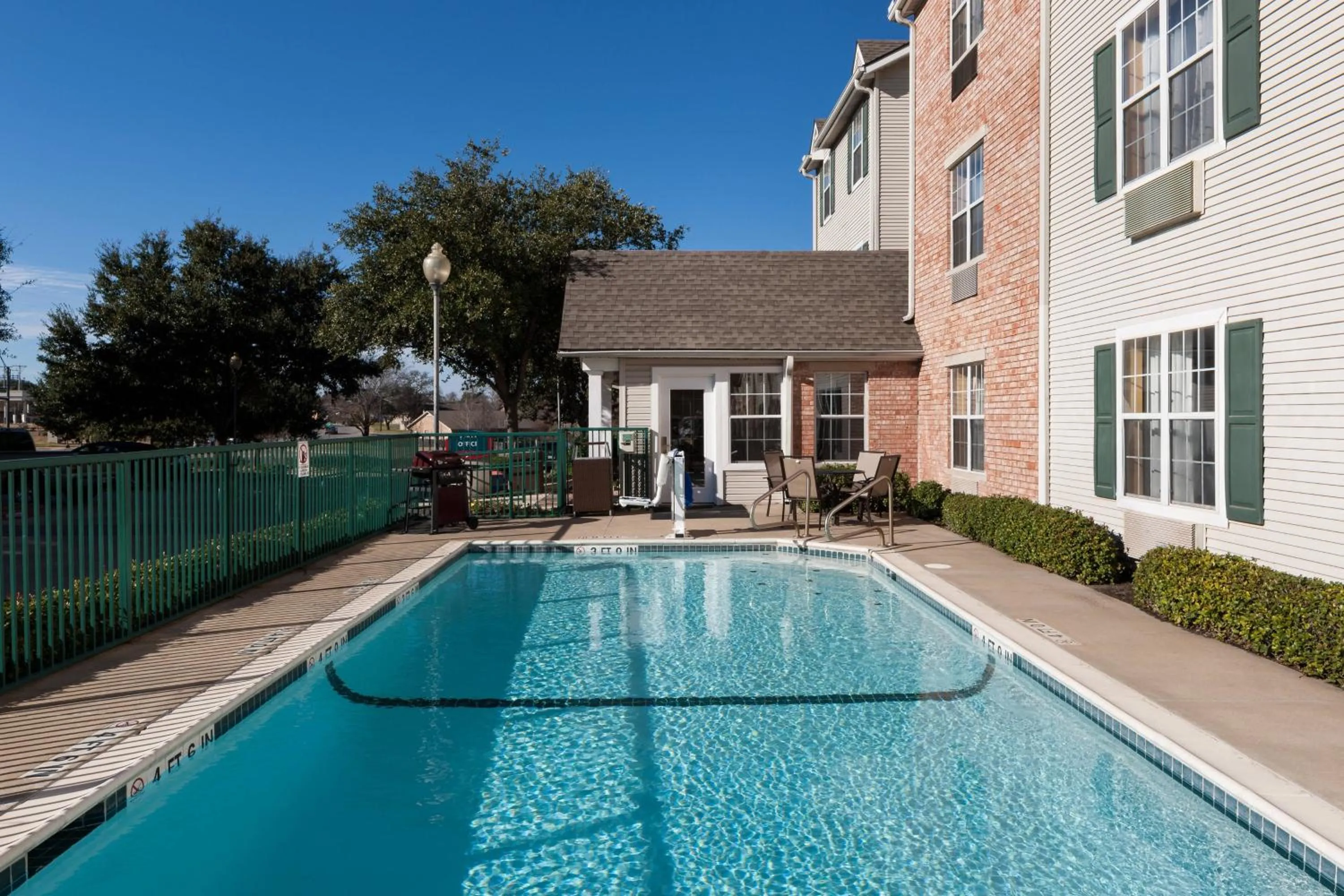 Swimming pool in TownePlace Suites by Marriott College Station