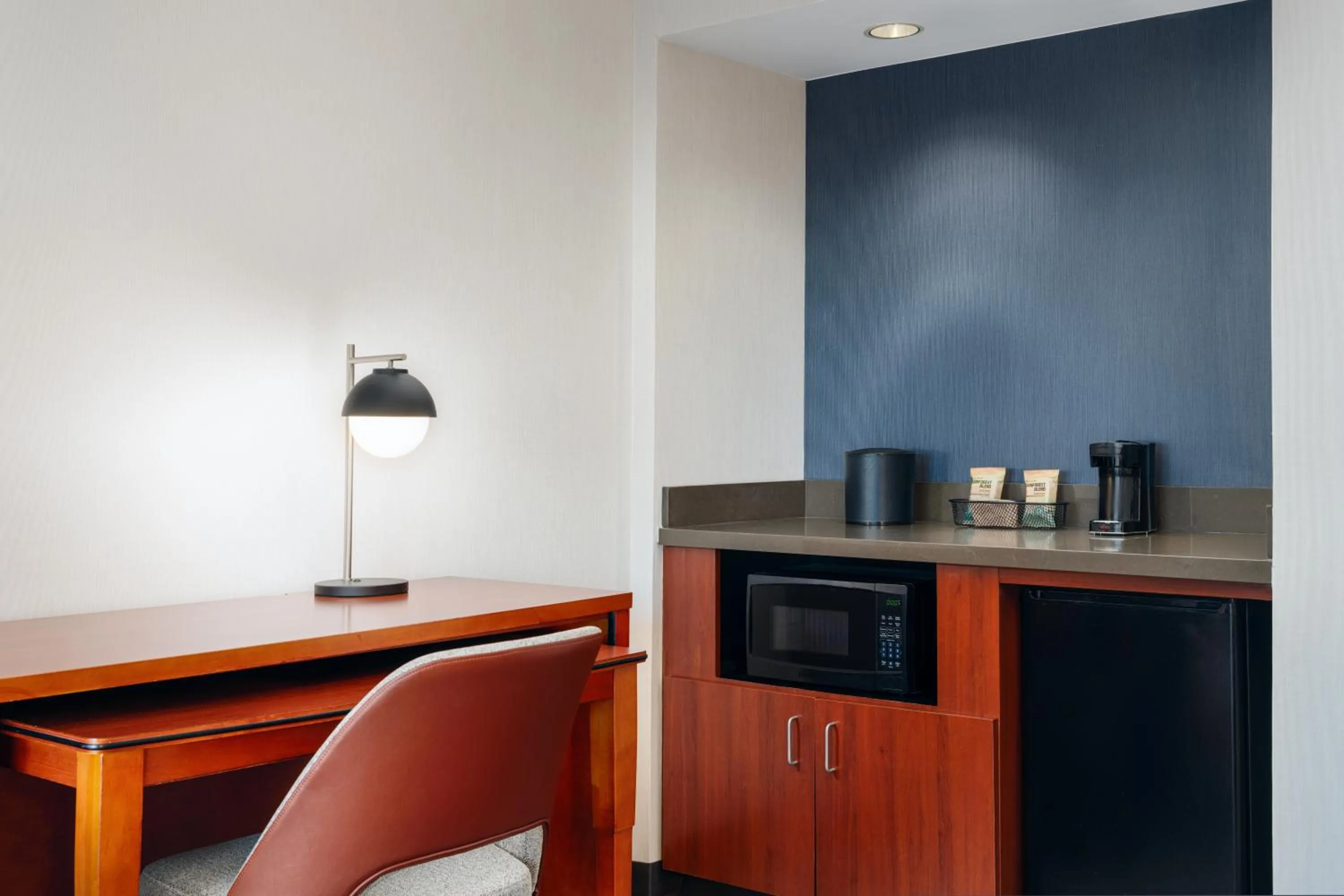 Kitchen or kitchenette in Courtyard Columbus Worthington