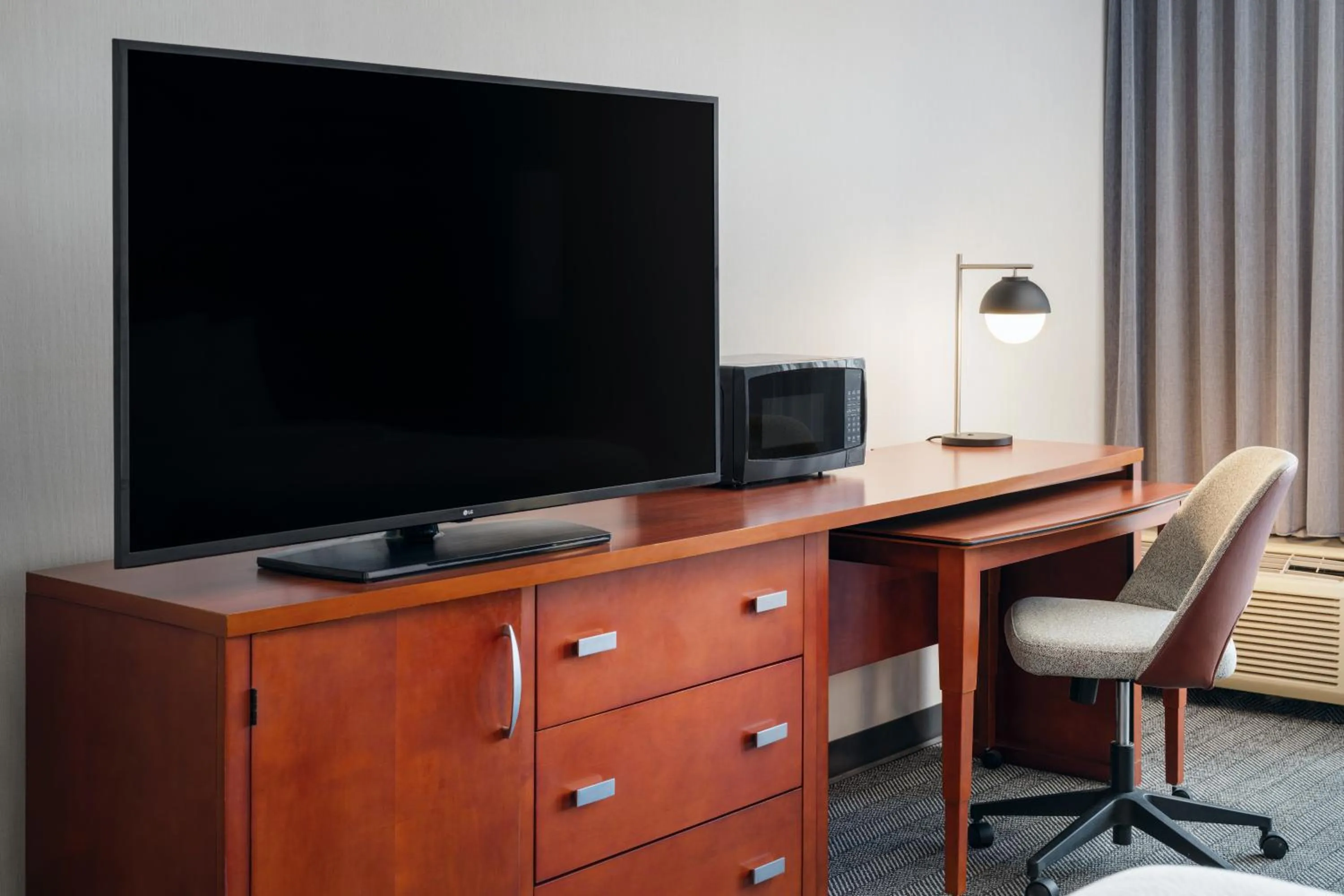 TV and multimedia in Courtyard Columbus Worthington